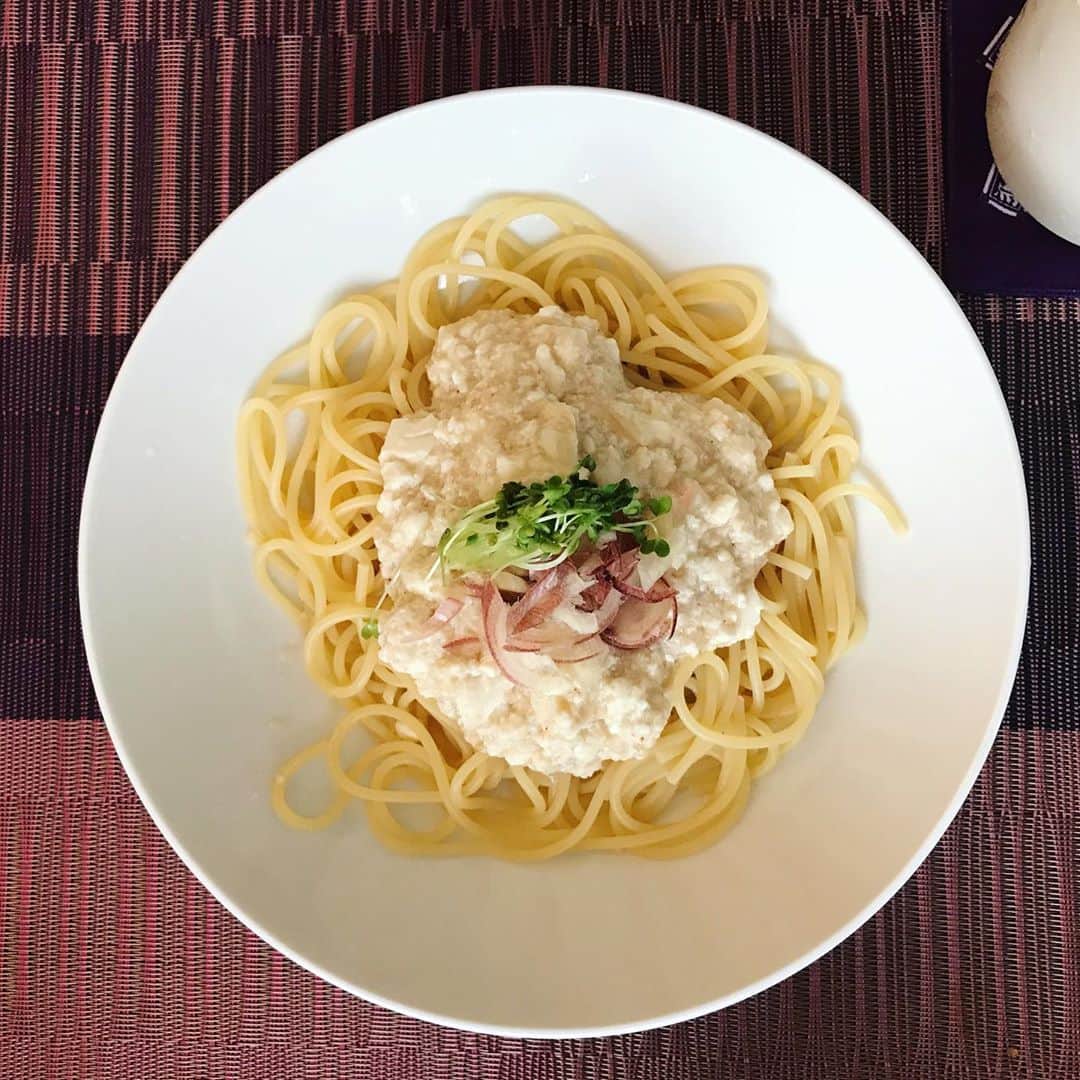 Yun chiのインスタグラム：「冷蔵庫の中で賞味期限に追いかけられてた子達を使って適当にパスタ作ったら美味しかったので👩‍🍳📝 . . 豆腐と山芋のパスタ🍝 . . 山芋→とろろ 豆腐→一丁 手で潰す すりごま→大さじ1 ⭐︎醤油→小さじ1 ⭐︎砂糖→小さじ1 ⭐︎白だし→大さじ1 (⭐︎がなかったら麺つゆでもOK) みょうが→刻んで乗せたら可愛い分くらい ブロッコリースプラウト→乗せたら可愛い分くらい . . 刻み海苔とか大葉もあいそうだねぇ〜🌿 #かんたんごはん #冷蔵庫の中身で簡単ごはん #パスタレシピ#ヘルシーごはん #豆腐レシピ#クッキングラム#パスタ部 #山芋#とろろ」