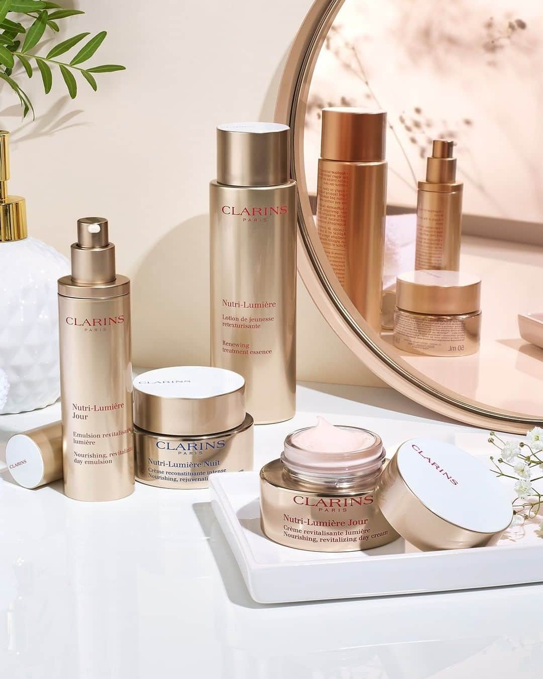 Clarins Méxicoさんのインスタグラム写真 - (Clarins MéxicoInstagram)「#ClarinsTip Con el paso de los años la piel necesita una hidratación IN-TEN-SA. 💖 Consíguelo con una rutina súuuper completa de skincare donde no te falte Nutri-Lumiere. Es una línea de cuidado especial para pieles desnutridas y debilitadas por la edad. Con estos basics tendrás:  nutrición, vitalidad y brillo.✨  Encuéntralos en el link de la bio. . . . . #vivoclarins #Clarinscuidadeti #yomequedoencasa #naturalskincare #antiaging #skincare #beauty #natural #naturalbeauty #healthyskin #glowingskin #selfcare #organicbeauty #skincaretips #skincareproducts #beautycare #instabeauty」8月1日 10時35分 - clarinsmx