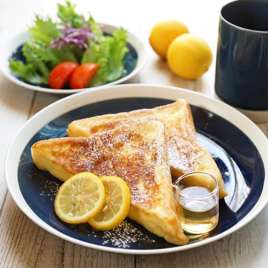 hirokoさんのインスタグラム写真 - (hirokoInstagram)「🌱2020.8.1（土）﻿ ✽.｡.:*・ﾟ #hiroponの朝ごはん﻿ ﻿ 朝からガッツリ#フレンチトースト﻿ ﻿ 今朝はメープルシロップではなく...﻿ ハチミツでいただきました🐝⋆︎*ﾟ∗﻿ ﻿ #瀬戸レモン で「レモンのハチミツ漬け」作ったから〜 レモンと一緒にフレンチトースト食べたくて😋﻿ ﻿ フレンチトーストはいつものように豆乳で﻿ と言うか...﻿ 家に牛乳がなーい！ ←飲まないから💦﻿ ﻿ ﻿ --------------------------------------𓌉◯𓇋 ‎﻿ ﻿ そして〜 @tablewareeast さんの軽量プレート﻿ 前にも紹介したけど今度は﻿ 『パスタ皿・大皿・中皿・小皿・サラダボウル・マグカップ』の6点セットですよ！﻿ ﻿ 美濃焼 の成型技術で従来の食器より20～35％の軽量化を実現した#軽量食器﻿ 実際に手にして驚きの軽さにビックリ😵﻿ 電子レンジや食洗器にも対応してます﻿ 軽いから普段使いにいい感じです﻿ お色は「ブルー・ブラウン・ホワイト」の3色﻿ ﻿ 【 #ティーイースト 】さんのプレート﻿ #楽天ROOMにも載せてます﻿ プロフィールの🔗から👉🏻楽天ROOMへ﻿ ﻿ ﻿ ﻿ .........The end 🍽﻿ #PR #tablewareeast #TLP #和食器 #プレート #ワンプレートごはん #器のある暮らし﻿ #hiroponのワンプレートごはん #オリーブノートアンバサダー #ヨムーノメイト #おうちごはん通信 #おうちごはんLover #くらしメイド #フーディーテーブル #マカロニメイト #デリミア #デリスタグラマー #朝時間 #おうちカフェ #snapdish  #macaroni #locari_kitchen  #lin_stagrammer #wp_deli_japan﻿ ・」8月1日 10時35分 - hiropon0201