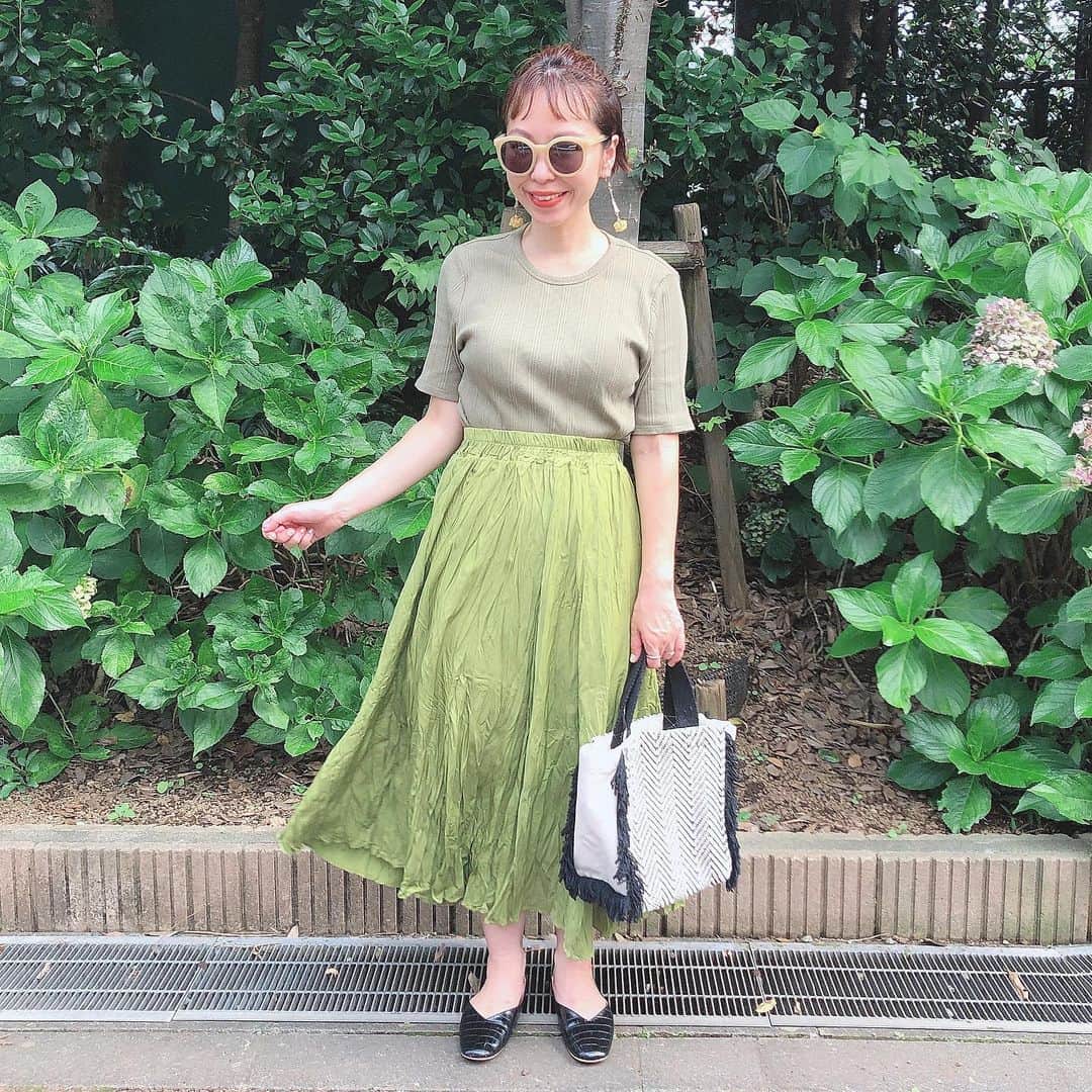 amigo.amigo.5205622さんのインスタグラム写真 - (amigo.amigo.5205622Instagram)「． ★#親子コーデ ★． ． ． 上下#抹茶　カラー🍵． ． 1年中履ける #アウトレットシューズ の  ✔︎スクエアトゥ 2wayバブーシュ ． 三枚目の写真見てね🤳． ． 靴は、 ヒールよりもペタンコ派なので オシャレデザインで楽ちんな 靴助かる‼︎． ． その他のコーデ‥． ． ✔︎Tシャツ‥． @uniqlo  @uniqlo_ginza  ． ✔︎スカート‥． @mim_store_official  ． 仕事行ってきまーす😉 ． ． #親子#親子フォト  #outletshoes #outletshoes_official  #ユニクロ#ユニクロコーデ  #ユニクロ購入品 #UNIQLO #ユニクロきれいめ部  #ユニジョ #uniqloコーデ  #mimstore#グリーンカラー  #ファッション#ootd  #fashion #instafashion  #uniqloginza #一歳  #一歳半 #kids#kidsfashion  #キッズ#キッズコーデ  #キッズファッション」8月1日 10時43分 - amigo.amigo.5205622