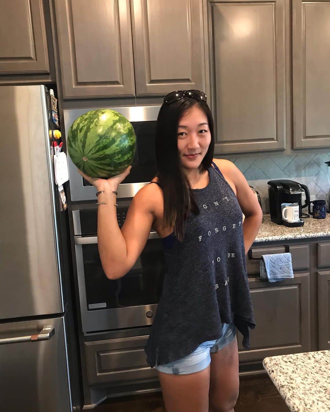 のインスタグラム：「🍉😝☀️💪 #summer 夏〜‼️毎日暑くて焦げてます。苦笑 日本の日焼け止めが欲しい…🥺🥺  #letsgo • • #テニス #トレーニング #アスリート #筋トレ #筋トレ女子 #スポーツ #日焼け #アメリカ #tennis #sports #life #gym #training #fitness #fit #athlete #tennisplayer #work #houston #home  #테니스 #스포츠  #운동 #love #ヒューストン」