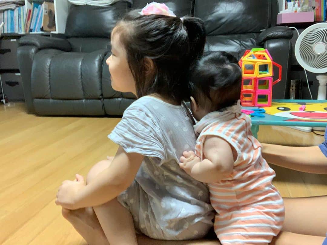 イ・ユンジのインスタグラム：「엄마다리기차 칙칙폭폭떠나보자#언니꼭잡아#엄마다리위#대략26키로#미동없음」