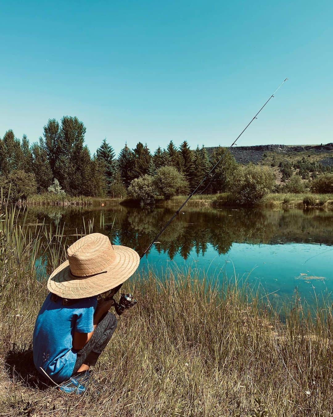 ダニエラ・ルーアのインスタグラム：「Took the kids fishing for the first time... Caught a rainbow trout 🎣  1) Our little Huckleberry Finn 2) Sierra & daddy 3) Us . Fomos pescar pela primeira vez... Apanhámos uma truta! 🎣   1) O nosso Huckleberry Finn 2) Sierra e o papá 3) Nós . #fishing #trout #kids #quarantine #family #vibes #beginners #siblings #happy」