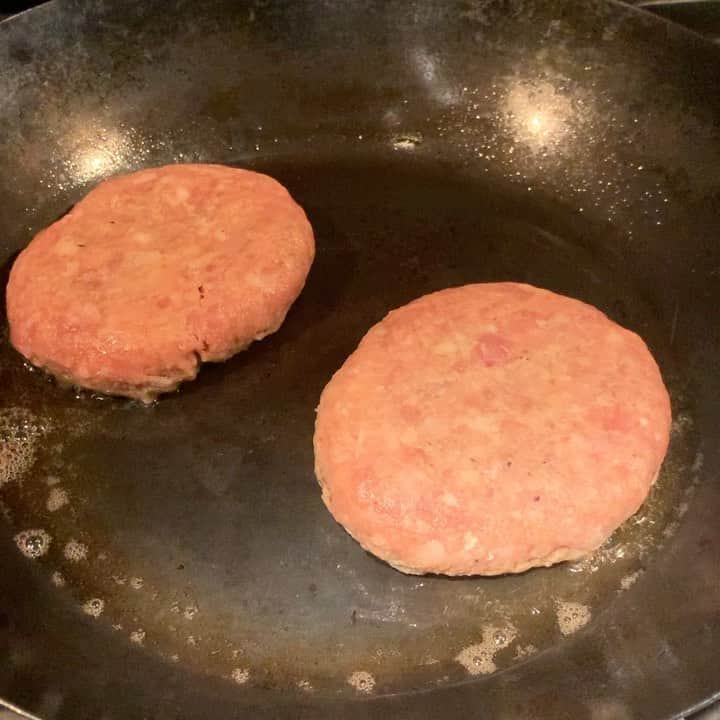 T.G.HEARTH TGハースのインスタグラム：「こんにちはTGハースです！﻿ 梅雨明けたのかなぁ〜？？？？と毎日言ってます…料理長なのです。ハンバーグ焼いてます😋﻿ 食べたいなぁと感じたら直ぐ家でましょう‼️‼️﻿ お昼も夜もお席余裕ありますので是非👍﻿ ﻿ チキンフルサイズ¥1980とお得になってます‼️﻿ すぐ電話↓↓↓期間限定なのでお早めに〜💕💕💕﻿ ☎️03-6416-9445←ﾖｳﾁｪｹﾗ👍﻿ ⭐️旨辛フェアも絶賛開催中なのでテイクアウトチキンの味変更やハーフ&ハーフも対応してます🤓﻿ ﻿ ﻿ ◆モバイルオーダーも出来るようになりました✨﻿ プロフィールからHPをアクセスしてください♪﻿ モバイルオーダー﻿ https://tgh.for.dinii.jp/﻿ ﻿ ◆Uber eats・menu・出前館によるデリバリー﻿ 11:30〜21:00﻿ ﻿ ◆LINE@登録お願いします♪﻿ https://lin.ee/g0H4jc6﻿ ﻿ ﻿ 皆さまの笑顔に会えますように！💕💕💕﻿ ﻿ #TGハース#代官山ディナー#代官山ランチ#恵比寿グルメ#恵比寿ビストロ#恵比寿ディナー#代官山グルメ #ハース #代官山テイクアウト#恵比寿ランチ#ラクレット#チーズ#ロティサリーチキン#恵比寿ご飯#menu#恵比寿ワイン#テイクアウト#渋谷ディナー#恵比寿チーズ#tghearth#渋谷グルメ#渋谷ランチ#恵比寿チーズ#恵比寿カフェ#チーズケーキ#渋谷テイクアウト#恵比寿新聞#恵比寿ビール#チーズフォンデュ#恵比寿テイクアウト」