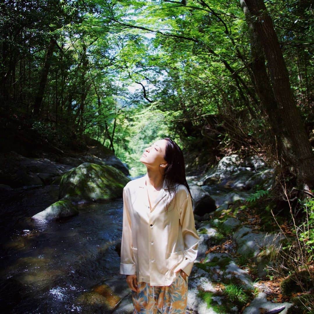 ジュリア・ミナトヤさんのインスタグラム写真 - (ジュリア・ミナトヤInstagram)「愛と、自然のエネルギーと、呼吸を味わう事、 シェアするページ作りました﻿ 😊 是非見て下さい〜❤️ 🌏👫☀️🌿🌻⭐️🌊⛰  @loveforlife_julia.m   #love#breath#energy#nature#lifestyle」8月1日 11時00分 - julia.minatoya