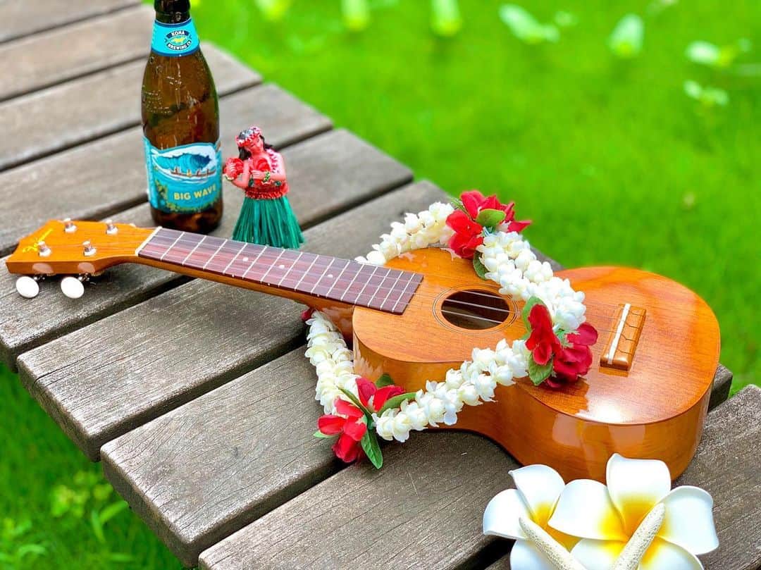のインスタグラム：「🌺 今日から8月！ 今年はいつもと少し違う夏になりそうですが、 だからこそできる新しいチャレンジや、 新しく出会う好きなもの、大切なものもあるはずです。 . 水分や塩分補給は例年どおり忘れずに、健康に気をつけて今年の夏を楽しみましょう🌻🌻 . . #summer #summertime #summerdays #yamanomusic #ukulele #ウクレレ #音楽 #楽器 #音楽のある暮らし #楽器のある暮らし #夏 #山野楽器 #暑中見舞い #暑中見舞い申し上げます」