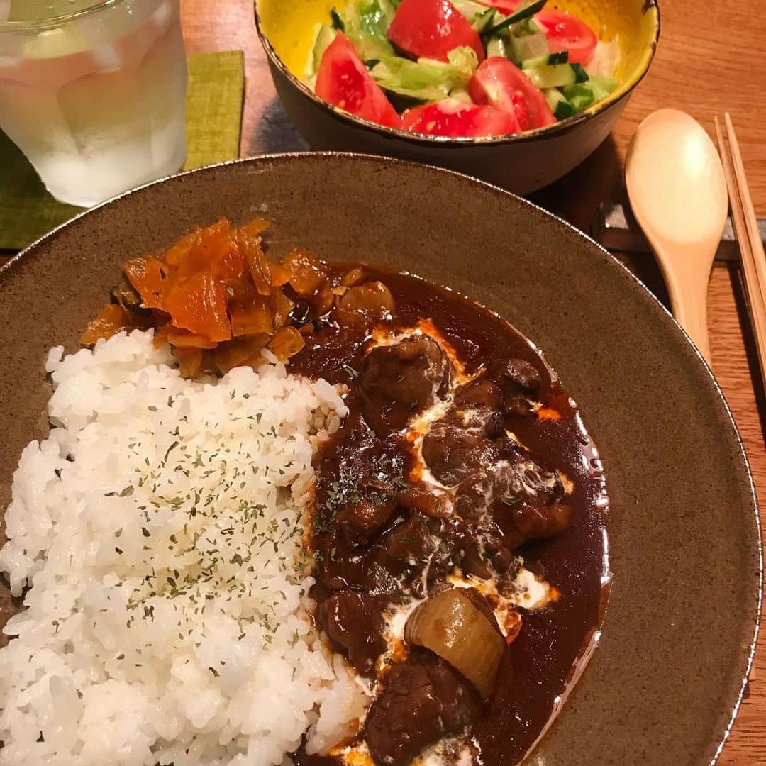 のインスタグラム：「大好きな〝はり重〟のレトルト  ハヤシラスソースを久しぶりに食す幸せ😍  1パックで一人前なのですが、ソースがたっぷり入っているので、いつも2度に分けて食べていました。  今回は2度目をパスタソースとして使ってみました。  具材にはエリンギとズッキーニと玉ねぎを炒めてプラスして。  美味しぃぃ〜😭✨  あーもうまた食べたい🤤お店にも久しぶりに行ってみようかな…。  #はり重カレーショップ #はり重 #はり重道頓堀店カレーショップ #はり重愛が止まらない #パッケージは #ハイシライスソース #どうして#ハイシなんだろう」