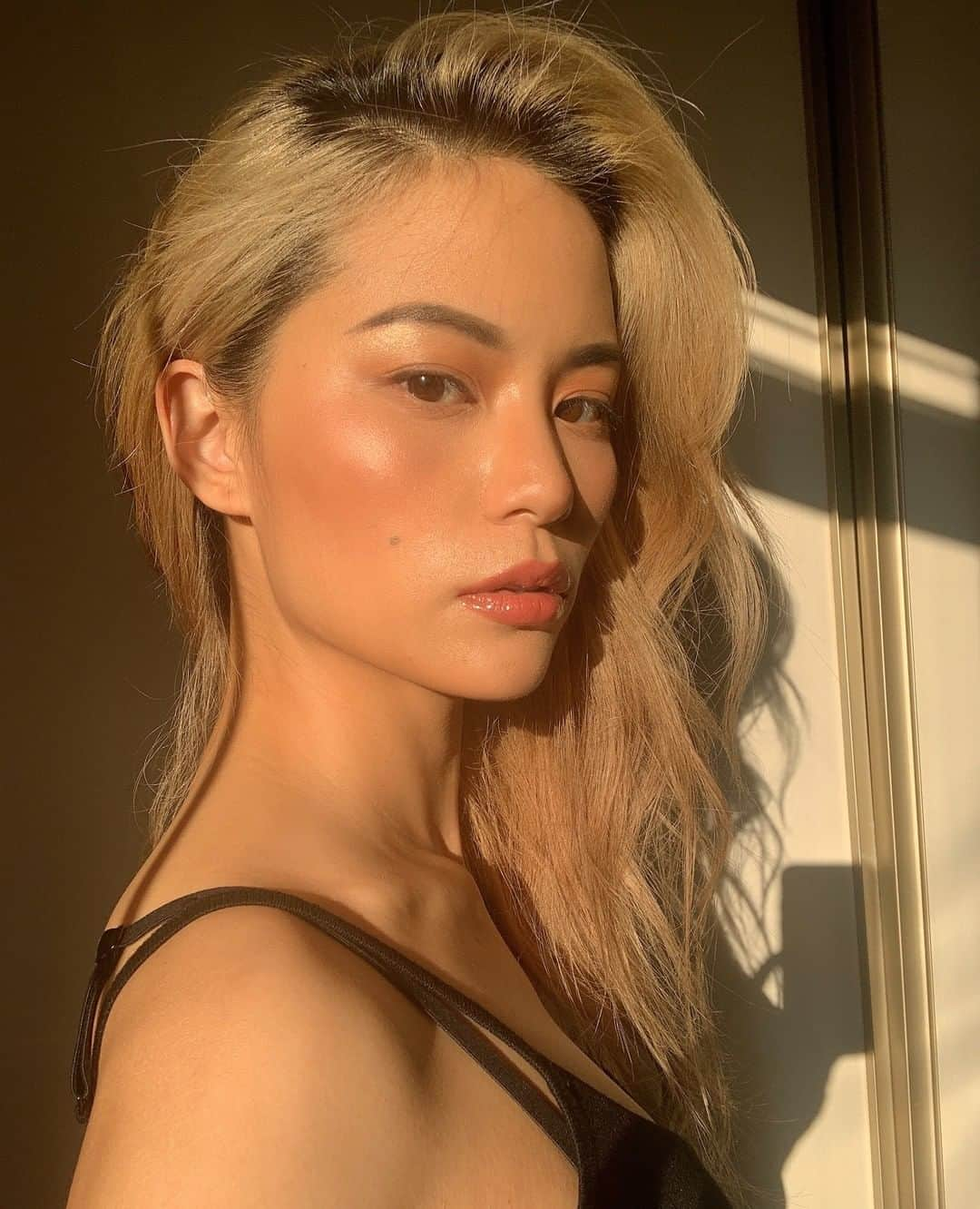 Yukiさんのインスタグラム写真 - (YukiInstagram)「It's too hot to do anything today so I just laid around 🙄⁠ ⁠ Foundation:  Too Faced Born This Way - Vanilla ⁠ Powder: Too Faced Born This Way Multi-Use Complexion Powder in Golden Beige⁠ Highlighter: Too Faced Glowver Highlighter ⁠ ⁠ @toofaced #toofaced #bornthisway #tfbornthiswaycontest」8月1日 11時08分 - yukibomb