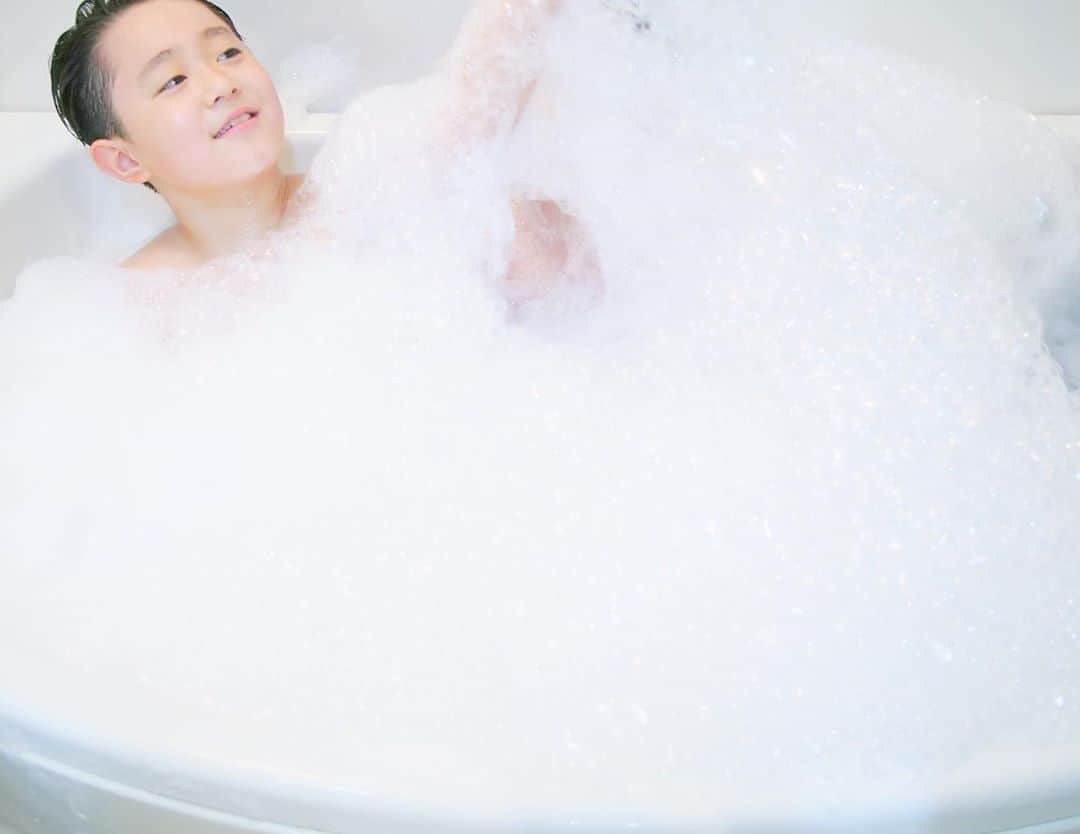 田中亜希子さんのインスタグラム写真 - (田中亜希子Instagram)「ライブご視聴いただきありがとうございました🙇‍♀️ 話していた美肌入浴剤はこちらです＾＾ エミュール　ミネラルバスパウダー  私はいつも楽天で購入しています。 防腐剤、合成着色料、鉱物油は含まないため地球環境にも良いなんて、愛すべき入浴剤です♡  肌をお湯で洗うように優しく撫でながらマッサージすると、角質や汚れが取れてつるつるすべすべになりました♡それによりトーンアップ⤴️(顔もやってます) 長湯が苦手な私でも泡を楽しみながら全身美肌が目指せます。スクラブより今ハマってます。  泡立てても、しなくても効果は変わらないようですが、せっかくなのでモコモコの泡を楽しんでいます♡子供たちも楽しそう＾＾弟はモコモコ泡に埋もれ気味。 子供たちが入った後、泡がなくなってもまたシャワーで水面をたたくと泡復活🛁  さらに魅力なのがお掃除がラクだということ。 残った泡で浴槽を洗うと浴槽までつるっと✨そしてどうやら洗濯にも使えるらしい！  写真下の小分けのYUモイストパウダーは精油で香りがついたバージョンです。こちらは @biople でも購入できますよ♡  お風呂上がりはスキンケアしっかりすると相乗効果があって良いですよー！ 面倒くさいって声も聞こえてきそうですが、それが楽しいのです＾＾  もはやスキンケアは趣味の領域🤣  #美容#美肌ケア#美容#バスタイム #入浴剤#美容好きと繋がりたい #ツヤ肌 #スキンケア#スキンケアマニア」8月1日 11時10分 - akiico