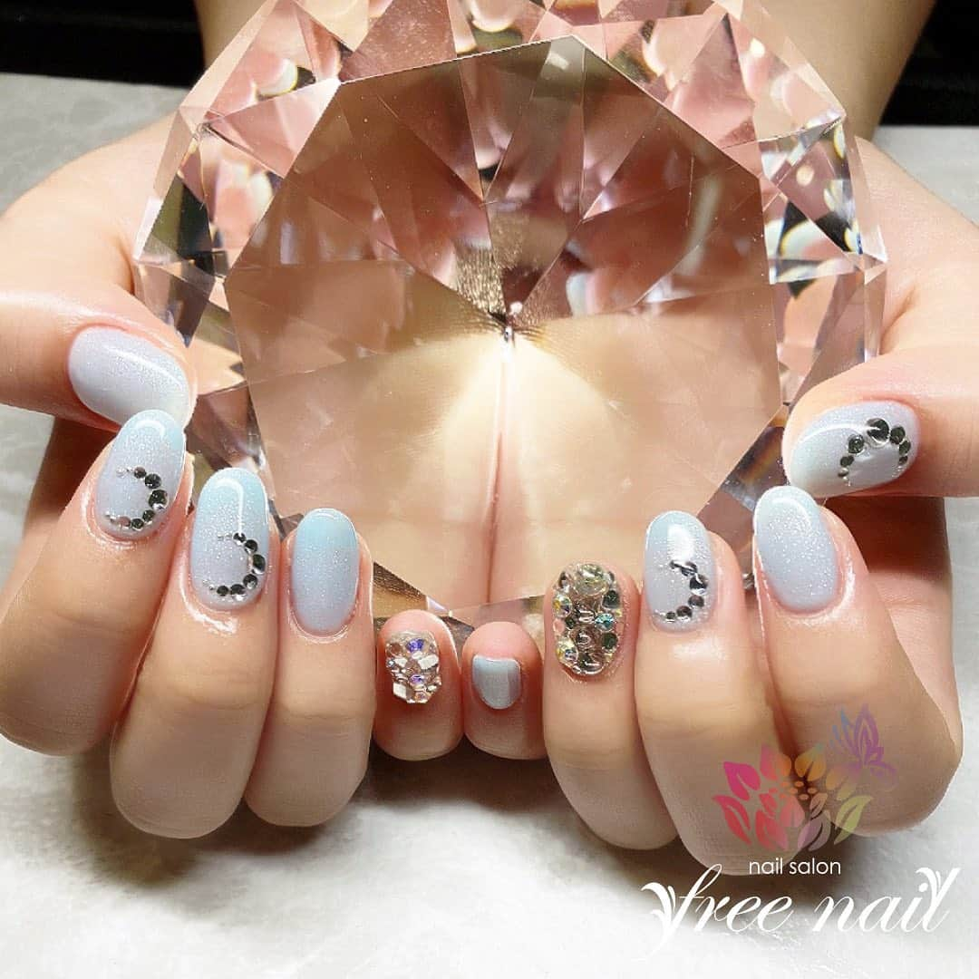 ネイルアーティストRYさんのインスタグラム写真 - (ネイルアーティストRYInstagram)「. アイシーブルーネイル💅🏻💠🧊✨ . 涼しさをネイルに🎐✨ . #ネイリスト #ネイルアーティスト #ネイルアート #ネイルチェンジ #ネイルサロン #大阪ネイルサロン #ネイルスクール #ネイル動画 #ジェルネイル #ネイルデザイン #敷き詰めネイル #ストーンネイル #ラメネイル #キラキラネイル #ブルーネイル #アイスブルー #デザインネイル #トレンドネイル #シンプルネイル #大人ネイル #サマーネイル #夏ネイル #summernails #美甲 #日式美甲 #日式美甲胶 #日本美甲师 #日本美甲老师 #美甲上课 #日本胶」8月1日 11時10分 - nail_artist_rm