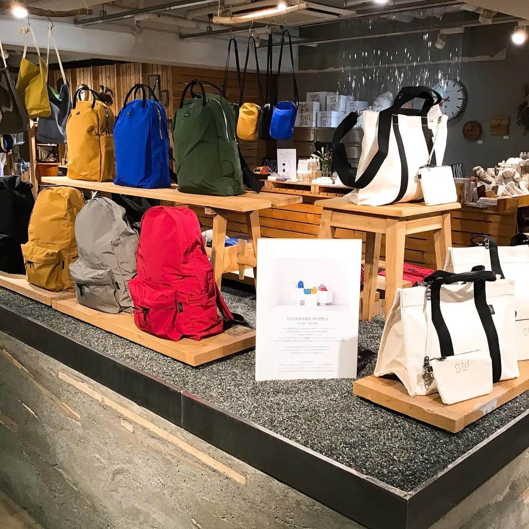 TODAY'S SPECIALさんのインスタグラム写真 - (TODAY'S SPECIALInstagram)「〈NEWS-Jiyugaoka〉 ・ STANDARD SUPPLY(@standardsupply_official) ・ シンプルでそぎ落とされたデザインでありながら、生地やディテールにこだわってつくられたMADE IN JAPANのバッグブランド「STANDARD SUPPLY」 ・ TODAY'S SPECIALでも人気の DAILY DAYPACK をはじめ、丸みのあるフォルムが愛らしいデイパック WALLABY、秋の新作ポーチなど 普段お取り扱いのないアイテムやカラーも揃いました。 ・ 【会期】STANDARD SUPPLY 2020年8月1日(土)～9月10日(木) Jiyugaoka2階 *Jiyugaokaのみの開催です ・ #todaysspecia #トゥデイズスペシャル #jiyugaoka #自由が丘 #リュック #ポーチ#standardsupply #スタンダードサプライ」8月1日 11時17分 - cibone_ts