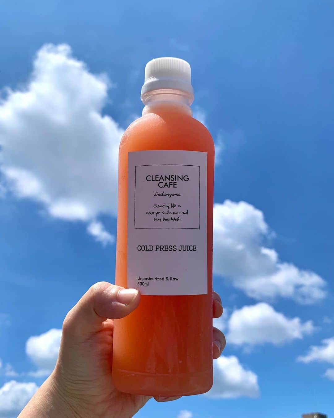 AO のインスタグラム：「おはよう〜 晴れててうれしいよ 今日から3日間 COLD PRESS JUICE やります〜人生初よ🎊 一本目さっそく体に染み渡らせてる サラダ飲んでる気分でおいしい🍅 あと今日情報解禁あるよ！！ #クレンズジュース#coldpressedjuice#クレンジングカフェ」