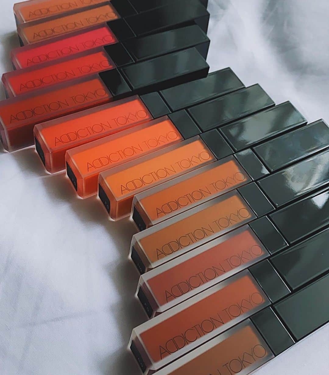 福地夏未のインスタグラム：「🌈 久しぶりのnew cosme！♡  7/31発売のADDICTION⚡️ ・THE MATTE LIP LIQUID ・THE COLOR LIQUID EYELINE  久しぶりのコスメでとにかく興奮した、、 マスクをしていても取れにくいリップは本当に今の時代にあってるね♡  カラーメイクが大好きな私なので、 これからどう組み合わせて 使っていこうかほんとに楽しみ！！  久しぶりにメイクのことたくさんUPしていけたらなと思います！🥰 ありがとうございます！ _ #addiction #make #makeup #lip #eyeliner #color #autumn #face #maskmakeup」