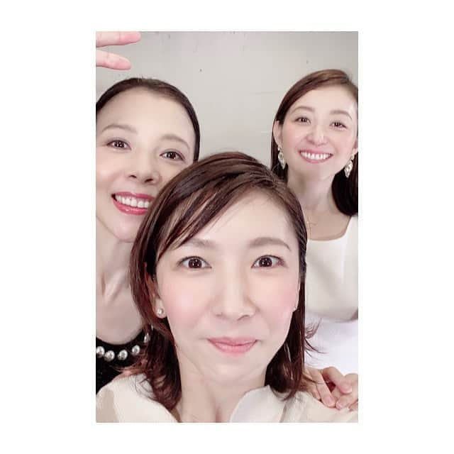 瀬奈じゅんさんのインスタグラム写真 - (瀬奈じゅんInstagram)「﻿ 先日、このお二人とタカラヅカ・スカイ・ステージのお仕事でした！！﻿ カタリジェンヌについてカタリました。﻿ ﻿ ３日のカタリジェンヌ最終回「アイバンホー」をご視聴いただき、余韻を楽しみながら、引き続きこちらをどうぞ。﻿ ﻿ ええ、皆様ご想像通りの雰囲気のトークだと思いますし、写真もおなじみの「先輩に肩を抱かれる私達」の図でございます笑。﻿ ﻿ 私の大切な、風神雷神のような二人です…。﻿ ﻿ ひろむについてはまた、お気に入りの写真と共にゆっくりカタリます笑。﻿ ﻿ ﻿ タカラヅカ・スカイ・ステージ﻿ 『OGエンターテイメントTV NAVI #225』﻿ 2020年8月3日(月)23:00～23:30﻿ どうぞお楽しみに！！﻿ ﻿ ﻿ #タカラヅカスカイステージ　﻿ #カタリジェンヌ　﻿ #霧矢大夢 さん　﻿ #彩乃かなみ さん　﻿ #風神雷神　﻿ #大切なお二人﻿ #瀬奈じゅん」8月1日 11時25分 - junsena_official