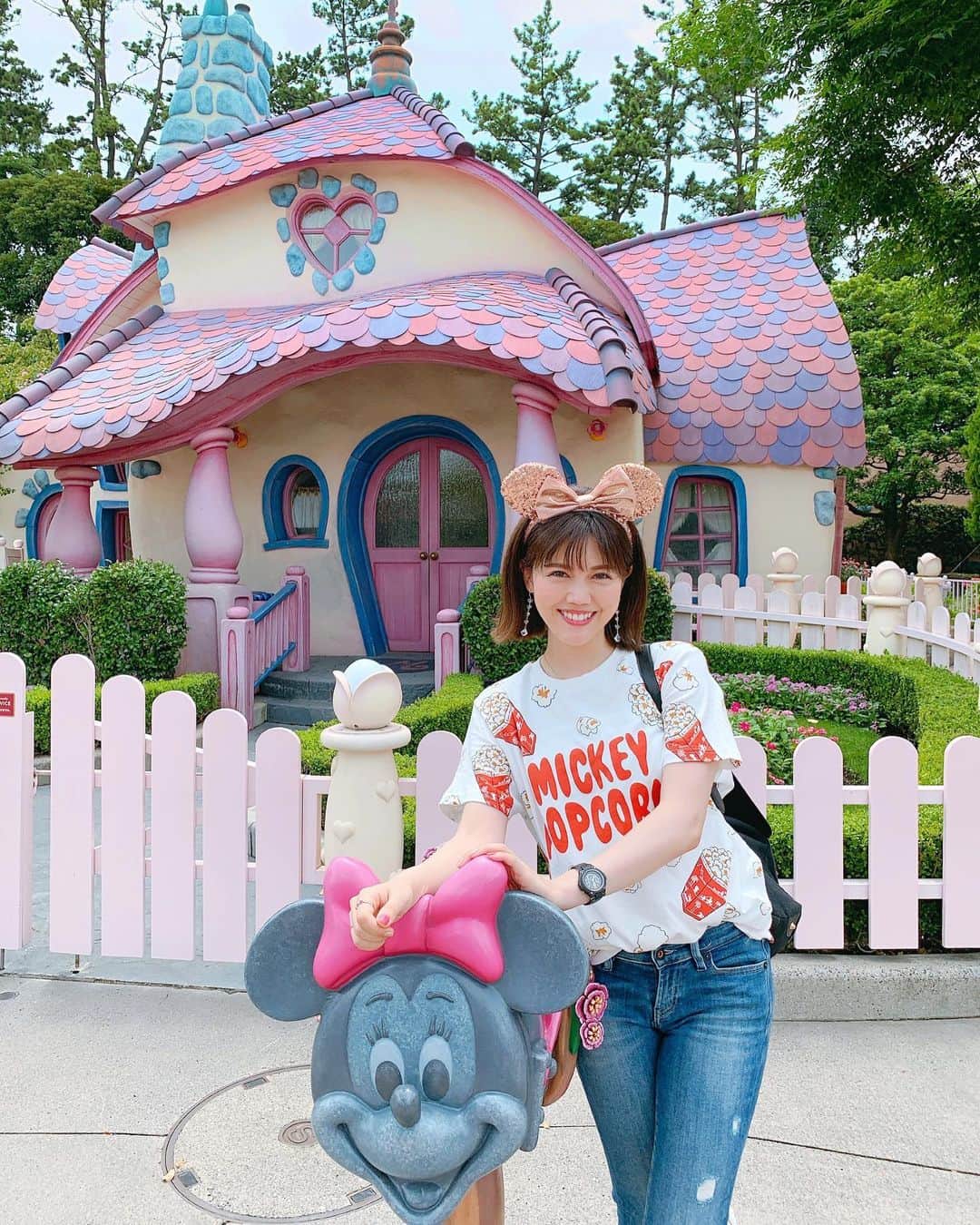 上坂由莉のインスタグラム：「﻿ ﻿ 梅雨明けしたかな？🥰☀️﻿ 晴れの日続いてる習慣予報嬉しいなぁ🌻﻿ UV対策はさらにしっかりしていきます😎😎😎﻿ ﻿ ﻿ 素敵な週末をお過ごし下さい😃✨﻿ 今日も私はレッスン〜🚃﻿ ﻿ ﻿ #tokyodisneyland #disney #disneyland﻿」
