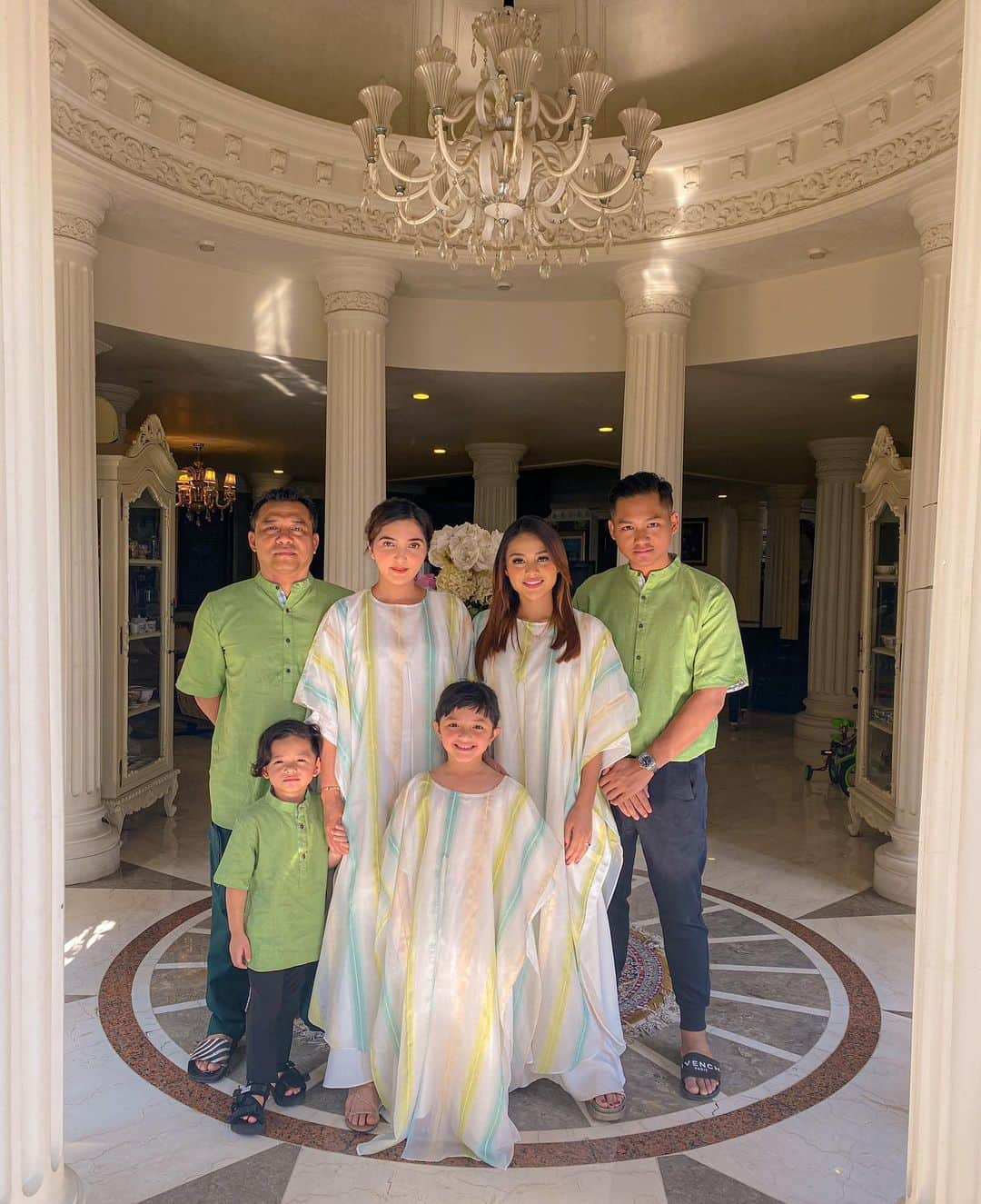 Ashantyさんのインスタグラム写真 - (AshantyInstagram)「Selamat Hari Raya Idul Adha😍 #asixfamily @aurelie.hermansyah @ananghijau @azriel_hermansyah @queenarsy @arsya.hermansyah」8月1日 11時26分 - ashanty_ash