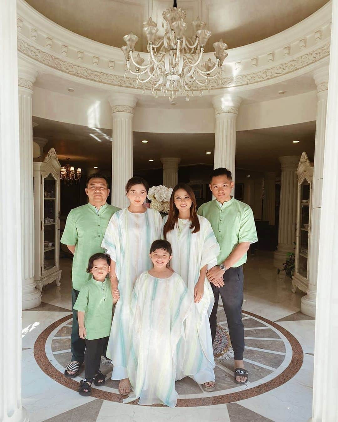 Aurelさんのインスタグラム写真 - (AurelInstagram)「Selamat hari raya Idul Adha 1441 H✨🙏🏾」8月1日 11時31分 - aurelie.hermansyah