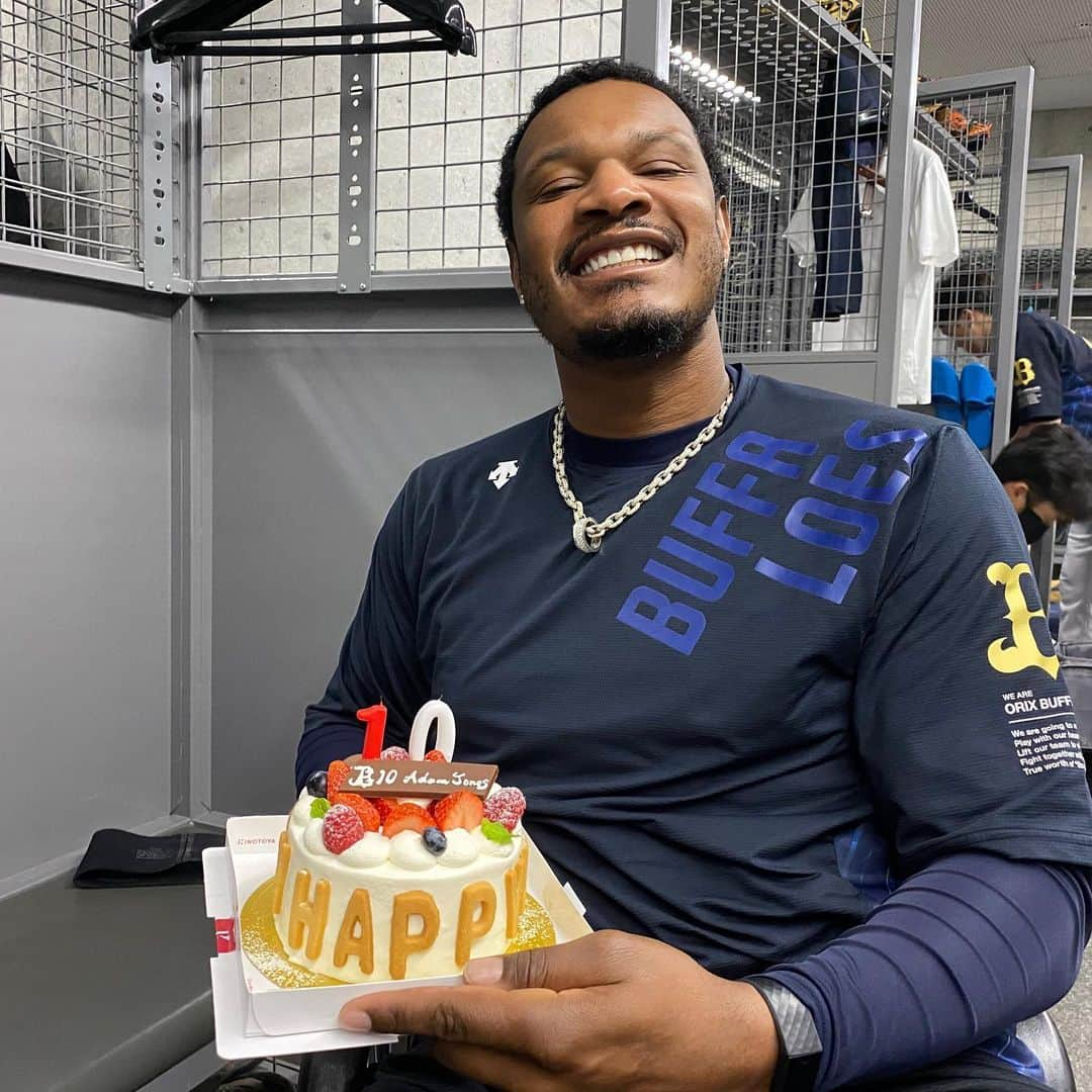 アダム・ジョーンズさんのインスタグラム写真 - (アダム・ジョーンズInstagram)「Thanks so much to my new teammates and brothers with @orix_buffaloes helping me bring in 35 with a bang!! Can’t wait to grind it out today then get home to my family. Miss @audiestraveldiary and my boys so much.」8月1日 11時34分 - simplyaj10