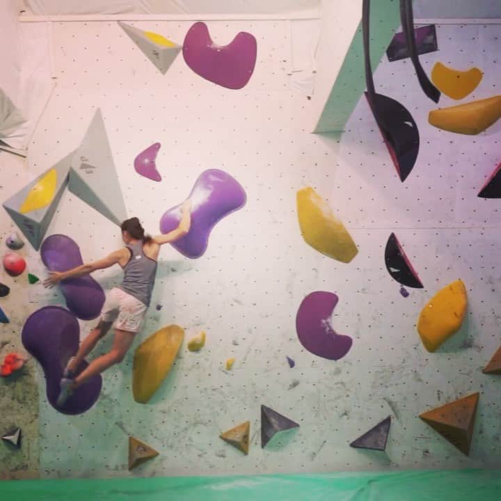 野口啓代のインスタグラム：「my coordination routine🦥 * * コーディネーションって最初できなくても 慣れたらアップで出来るようになっちゃうから 不思議よね🦧💭 ——————————— @au_official #大和証券 #セブンイレブン @thenorthfacejp @raffinee_orientalbio #三井不動産 @cowsoapcp #zeta  @c3fit @lasportivajp @petzl_official  @newhale_japan」