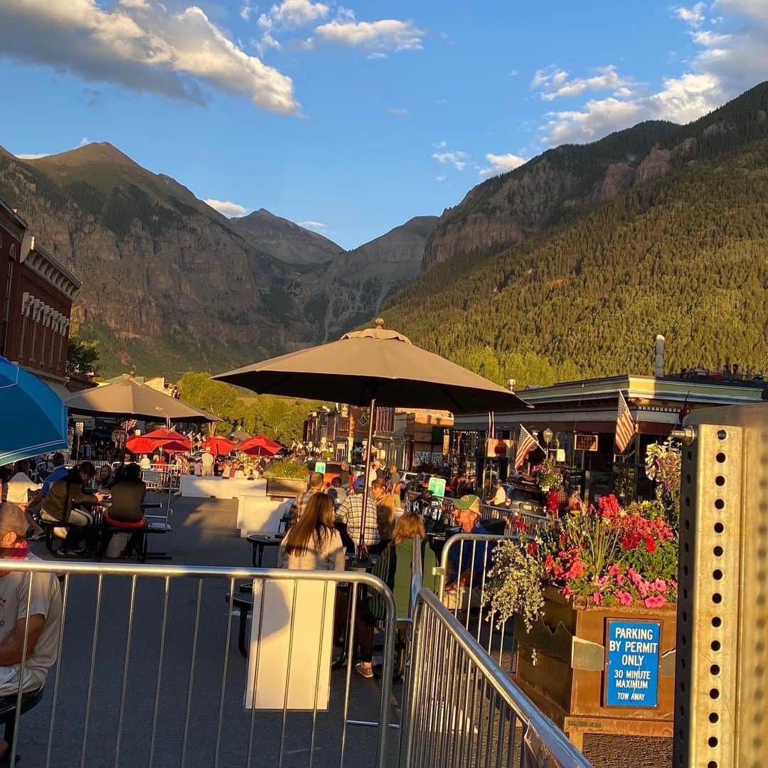 ボビー・ブラウンのインスタグラム：「Street eating #telluride」