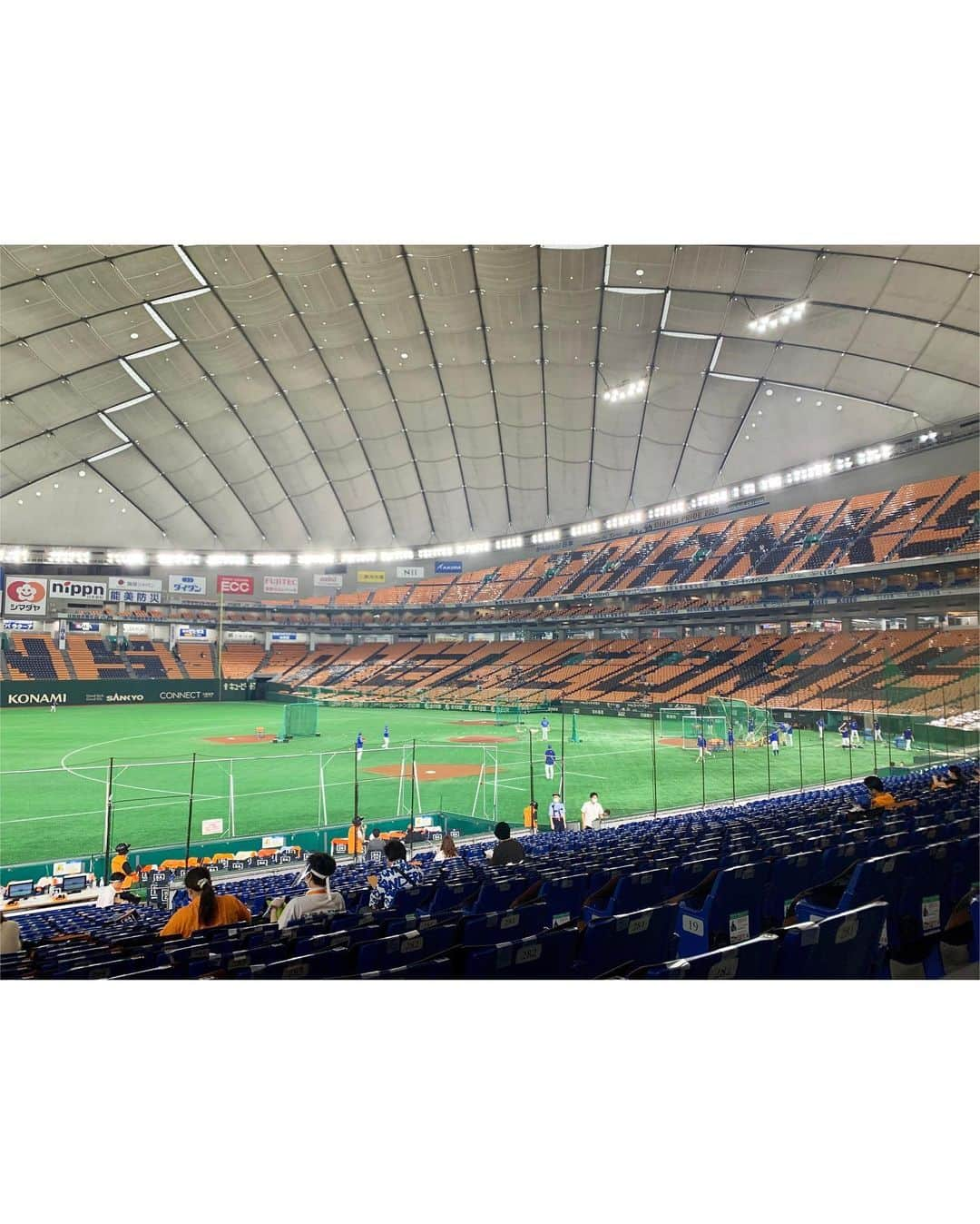 神戸麻衣さんのインスタグラム写真 - (神戸麻衣Instagram)「2020年初✨現地観戦は東京ドーム🏟⚾️ 7/29(水)巨人vs横浜 やっと、1/5000になれて感動🥺✨ 開場時間に入場して練習から観戦⚾️♪ 今年のオーロラビジョンのスターティングラインナップも観れました〜☺️ . 2020年もキャプテンのお弁当🍱♪でスタート✨ コンコース階には、坂本選手の2000本安打達成に向けてボールを埋めていく形式のメーターがドーン‼️ . 今年のセ・リーグはリーグ優勝したチームが日本シリーズに出場するので このまま巨人が首位をキープし続けられるか🐰🧡 . 今年は、ファールボールもホームランボールももらえないんだな〜😫⚾️ よく、エキサイトシートで子供と選手がキャッチボールしたり スタンドにボール投げてくれたりするファンサービスも無いと思うと、仕方がないけど寂しいですね💦 巨人でいえば、ホームラン打った後にスタンドにジャビット人形投げるのも無しって事だよね。。。🤔 【新しい応援スタイル📣】で観戦を楽しもう✊✨ . #司会 #mc #モデル #model #リポーター #ナレーター #reporter #ナレーション #スポーツmc  #イベント #神戸麻衣 #プロ野球 #npb #セリーグ #ジャイアンツ  #巨人 #スポーツ女子 #野球女子 #sports #baseball #野球 #東京ドーム」8月1日 11時49分 - mai_g916