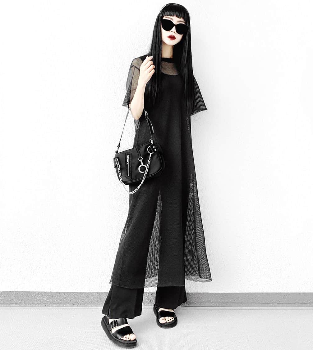 lve_xxxxのインスタグラム：「.﻿ .﻿ 𝐀𝐋𝐋 𝐁𝐋𝐀𝐂𝐊﻿ ﻿ Ray BEAMS のﾒｯｼｭﾜﾝﾋﾟ﻿ 調子良き🙆‍♀️🖤﻿ ﻿ ﻿ ｺｰﾃﾞｱｲﾃﾑ詳細は﻿ WEARをご覧くださいませ。﻿ ﻿ WEAR ： lvexxxx ﻿ 💻 https://wear.jp/sp/lvexxxx/﻿ ﻿ －－－－－－－－－－－－－－－－－－﻿ ﻿ 📢ｺﾒﾝﾄ頂ける際は、﻿ 最新投稿にお願い致します。﻿ ﻿ 過去投稿に頂いた際、気がつかない事もあり﻿ お返事致しかねる場合が御座います🙇‍♀ ️﻿ ﻿ ﻿」