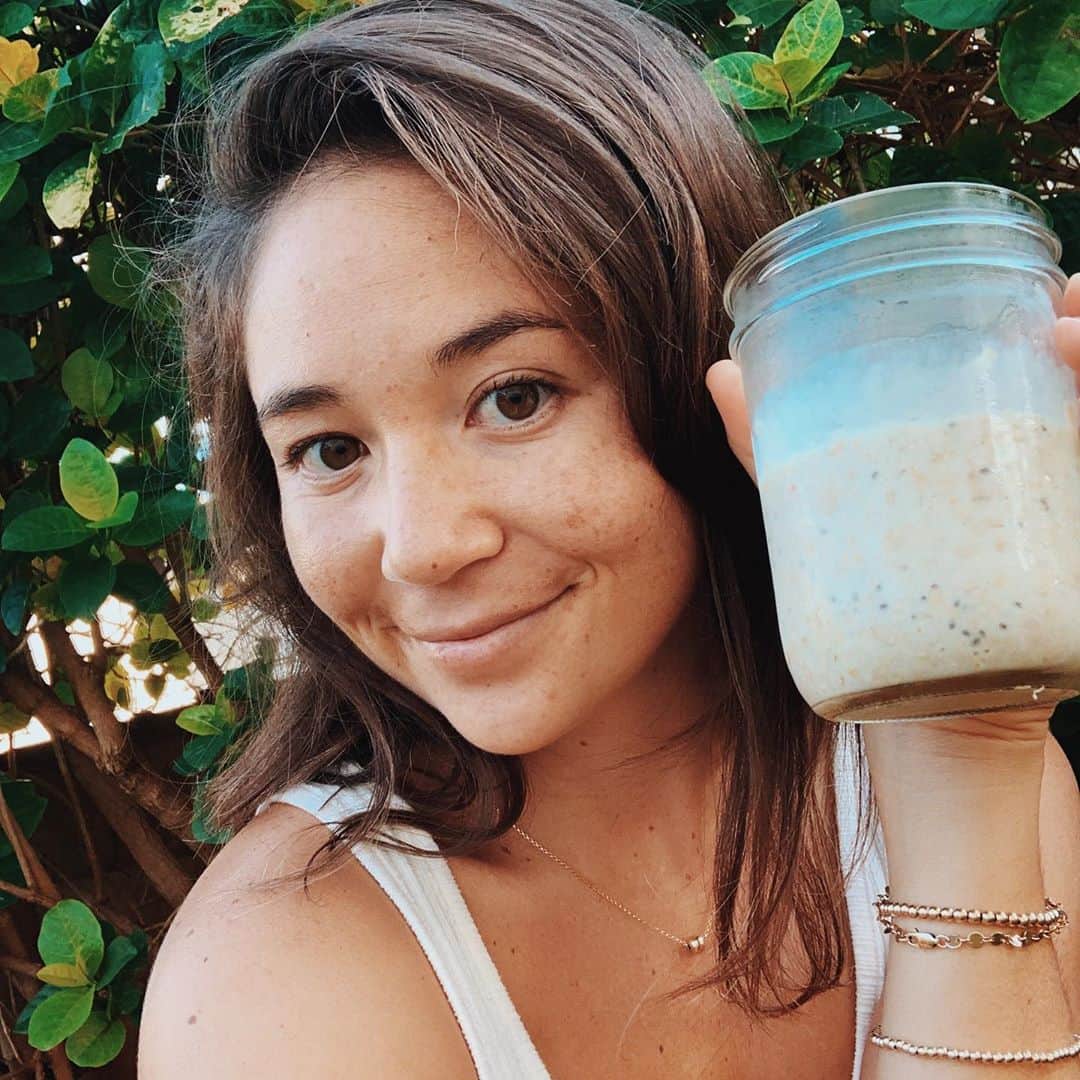 アリッサ ウーテンのインスタグラム：「I always have a dilemma with breakfast, until I started making overnight oats! Check out my stories to watch Noa help me make my favorite breakfast! I love adding fresh local fruits from @foodlandhi in them! #ad #HDOAEatLocal #eatlocaltoday」