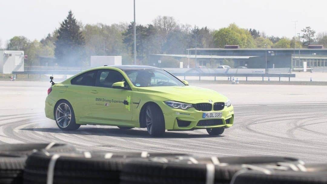 のインスタグラム：「全31のストーリーで、BMWの世界観やその魅力にせまる「BMW TODAY」シリーズ第14弾！今回のテーマはドライビングテクニックのひとつ「ドーナツターン」です！ . BMW Driving Experienceのトレーナー兼インストラクターであるエディが、BMW Mモデルで「ドーナツターン」の実践法をレクチャー。タイヤの焼ける匂いが立ち込めてきそうな、迫力のある映像になっています！ぜひご覧ください。 . さあ、動画でBMWの世界を楽しもう！ . @bmwjapan アカウントトップのURLをタップして、公式サイト内の「BMW TODAY」よりご覧ください。 . #BMWTODAY #BMWM #BMWDrivingExperience #BMW #BMWJapan #駆けぬける歓び」