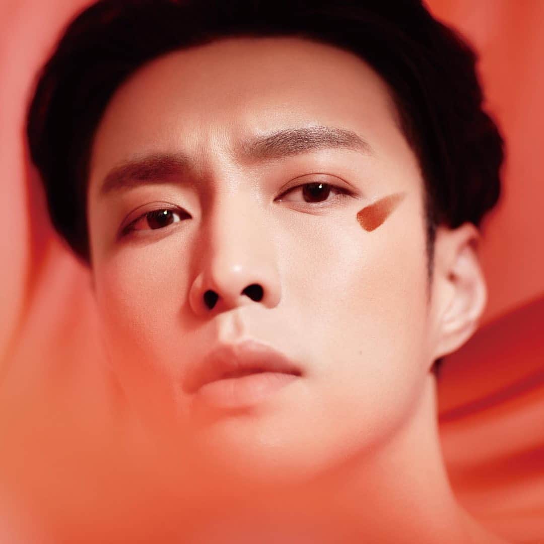 M∙A∙C Cosmetics Japanのインスタグラム：「あらたにM･A･Cのグローバル アンバサダーに就任したLAY ZHANG @layzhang ✨ 第一弾として、「パウダー キス」シリーズ限定ビジュアルが登場！ ㅤ 使用色: パウダー キス リキッドリップ カラー /  ソーリー ノット ソーリー ㅤ #MACPowderkiss #MACパウダーキス #MACCosmeticsJapan #MACCosmetics #MAC #MACコスメ #マックコスメ #コスメ#コスメ紹介#コスメ好き#コスメレポ #化粧品 #デパコス #コスメ部 #コスメマニア #メイク好き#メイク道具#美容大好き#美容好き#トレンドメイク#夏メイク#メイクテク#layzhang #MACリップ#リップ#リップメイク#リップスティック#ボリューム#ぷっくり#マットリップ」