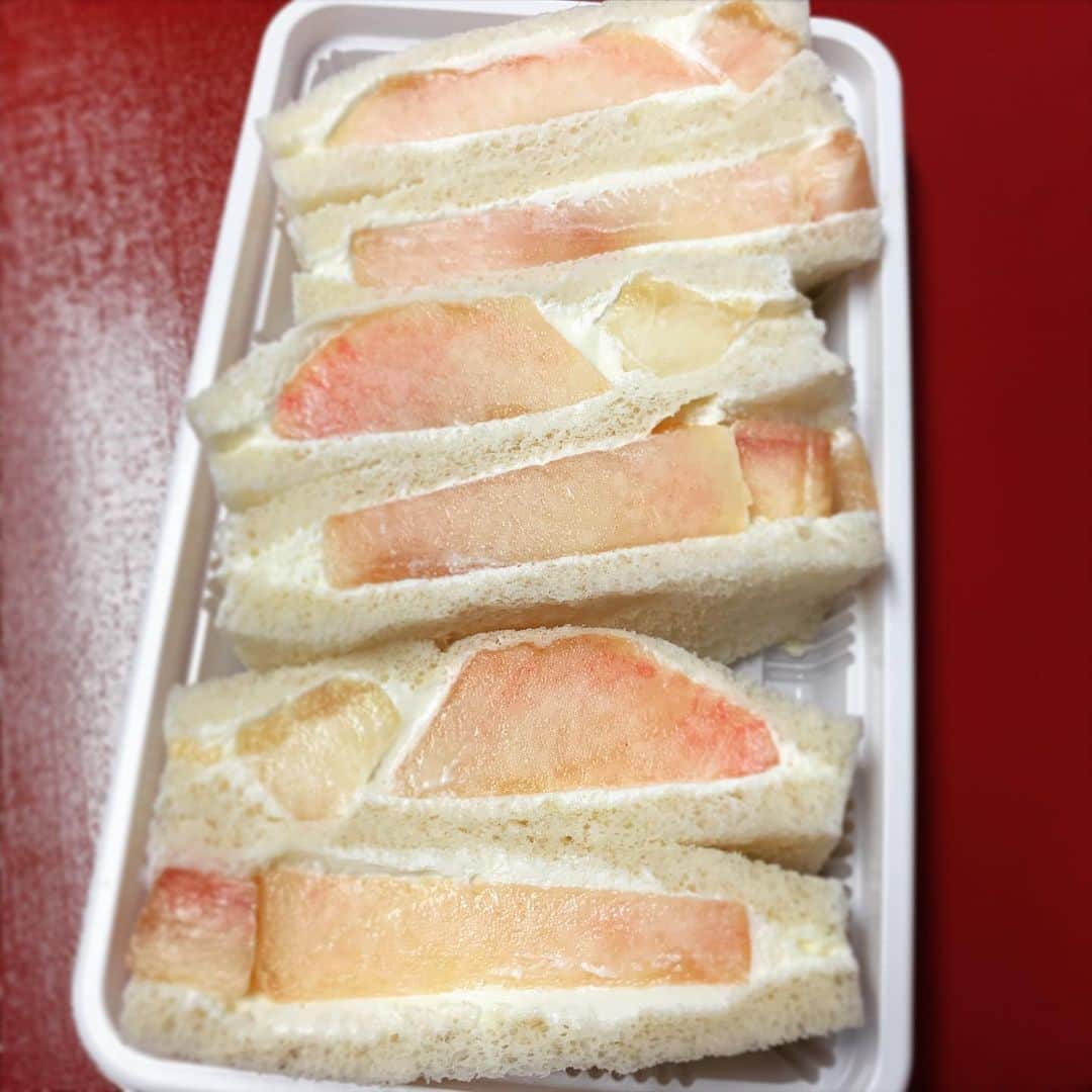 のインスタグラム：「ヤオイソさんの桃サンド🤤  これだけで幸せ。  好きなフルーツだけがこれでもか！とぎっしり楽しめる単品フルーツサンドの方が好みです。メロンサンドやマンゴーサンドも気になりましたが、やっぱりこの時期は桃一択で！  #peach #桃 #桃サンド #桃サンドイッチ #フルーツ #🍑 #フルーツサンド #ヤオイソ #DJAIKO62 #京都 #京都グルメ #京都観光 #京都情報 #京都カフェ #甘いもの #おやつ #yum」