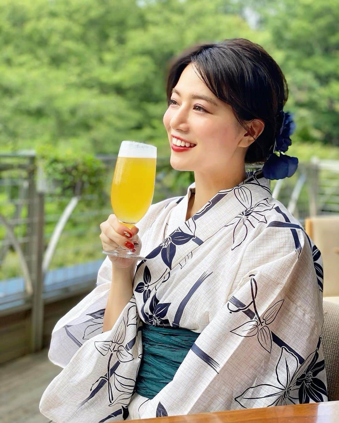 石井里奈さんのインスタグラム写真 - (石井里奈Instagram)「こんにちは☀️ . 今日から8月ですね🍉 そんな今日は夏らしい1枚から📸💕 . 前回浴衣を撮った時は八芳園に行ったのですが、そこで休憩した時の🍺 八芳園の綺麗な緑を眺めながらのテラスビール最高すぎました🍺🥺✨ 夏ってさらにビール美味しくなりますよね❤️（ビール大好きだからビールのお仕事中したい笑） . 私甘いトマトも大好きなのですが、期間限定でフルーツトマトのパンナコッタがあってオーダーしたところ、プレートに素敵なメッセージが🤭❤️✨ . 仕事でもなんでもないのに、ホテル側からこんな素敵なサプライズをしていただいて、素敵な夏を始められそうだなとおもった瞬間でした🥰❤️ . 今日も撮影からスタートですが、メリハリつけて頑張ってきます👍 yukata... @dita_official  hair... @zacc_miyagawa  みなさんも素敵な一日を🎵 . #浴衣 #yukata #浴衣女子 #八芳園 #ビール #beer #ビール女子 #ビール好き #テラス #夏 #夏休み #happoen #白金 #東京スイーツ #りなまるグルメ #浴衣ヘアアレンジ #浴衣ヘア #トマト #tomato #サプライズ #東京ホテル #ホテル好き #ビール部 #ビール大好き #オクトーバーフェスト #octoberfest #お庭 #庭 #グルメ #グルメ女子」8月1日 12時17分 - ri7tin1025