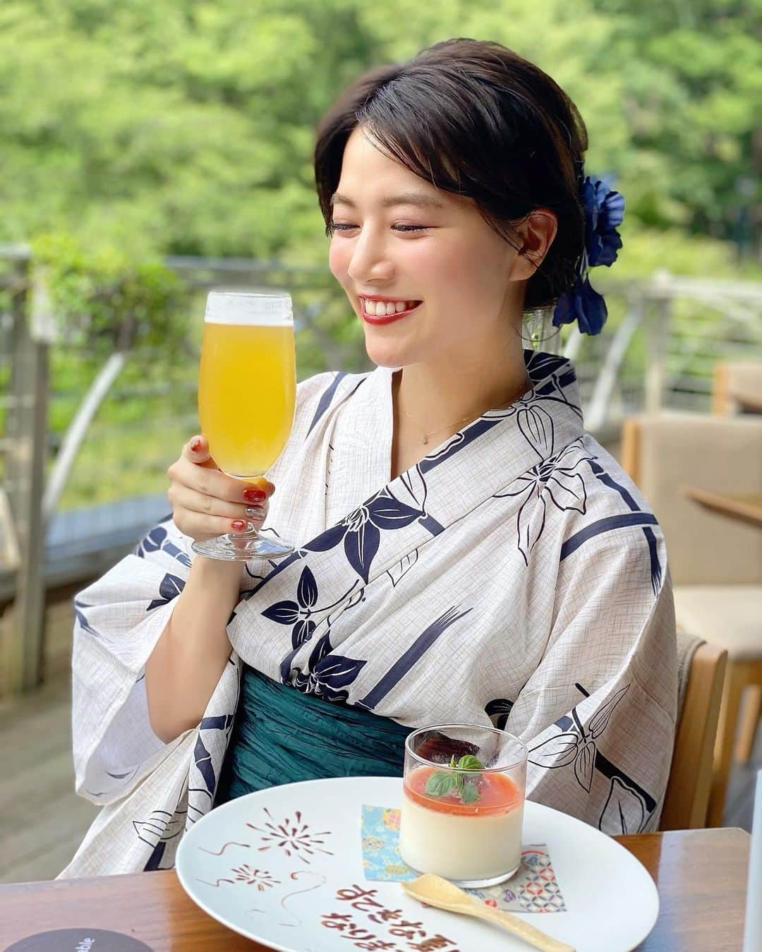 石井里奈さんのインスタグラム写真 - (石井里奈Instagram)「こんにちは☀️ . 今日から8月ですね🍉 そんな今日は夏らしい1枚から📸💕 . 前回浴衣を撮った時は八芳園に行ったのですが、そこで休憩した時の🍺 八芳園の綺麗な緑を眺めながらのテラスビール最高すぎました🍺🥺✨ 夏ってさらにビール美味しくなりますよね❤️（ビール大好きだからビールのお仕事中したい笑） . 私甘いトマトも大好きなのですが、期間限定でフルーツトマトのパンナコッタがあってオーダーしたところ、プレートに素敵なメッセージが🤭❤️✨ . 仕事でもなんでもないのに、ホテル側からこんな素敵なサプライズをしていただいて、素敵な夏を始められそうだなとおもった瞬間でした🥰❤️ . 今日も撮影からスタートですが、メリハリつけて頑張ってきます👍 yukata... @dita_official  hair... @zacc_miyagawa  みなさんも素敵な一日を🎵 . #浴衣 #yukata #浴衣女子 #八芳園 #ビール #beer #ビール女子 #ビール好き #テラス #夏 #夏休み #happoen #白金 #東京スイーツ #りなまるグルメ #浴衣ヘアアレンジ #浴衣ヘア #トマト #tomato #サプライズ #東京ホテル #ホテル好き #ビール部 #ビール大好き #オクトーバーフェスト #octoberfest #お庭 #庭 #グルメ #グルメ女子」8月1日 12時17分 - ri7tin1025