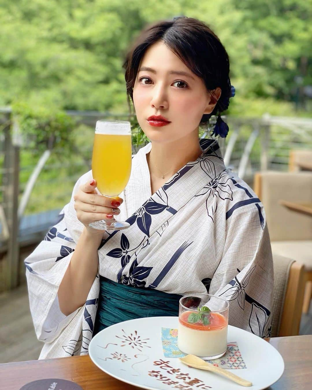 石井里奈さんのインスタグラム写真 - (石井里奈Instagram)「こんにちは☀️ . 今日から8月ですね🍉 そんな今日は夏らしい1枚から📸💕 . 前回浴衣を撮った時は八芳園に行ったのですが、そこで休憩した時の🍺 八芳園の綺麗な緑を眺めながらのテラスビール最高すぎました🍺🥺✨ 夏ってさらにビール美味しくなりますよね❤️（ビール大好きだからビールのお仕事中したい笑） . 私甘いトマトも大好きなのですが、期間限定でフルーツトマトのパンナコッタがあってオーダーしたところ、プレートに素敵なメッセージが🤭❤️✨ . 仕事でもなんでもないのに、ホテル側からこんな素敵なサプライズをしていただいて、素敵な夏を始められそうだなとおもった瞬間でした🥰❤️ . 今日も撮影からスタートですが、メリハリつけて頑張ってきます👍 yukata... @dita_official  hair... @zacc_miyagawa  みなさんも素敵な一日を🎵 . #浴衣 #yukata #浴衣女子 #八芳園 #ビール #beer #ビール女子 #ビール好き #テラス #夏 #夏休み #happoen #白金 #東京スイーツ #りなまるグルメ #浴衣ヘアアレンジ #浴衣ヘア #トマト #tomato #サプライズ #東京ホテル #ホテル好き #ビール部 #ビール大好き #オクトーバーフェスト #octoberfest #お庭 #庭 #グルメ #グルメ女子」8月1日 12時17分 - ri7tin1025