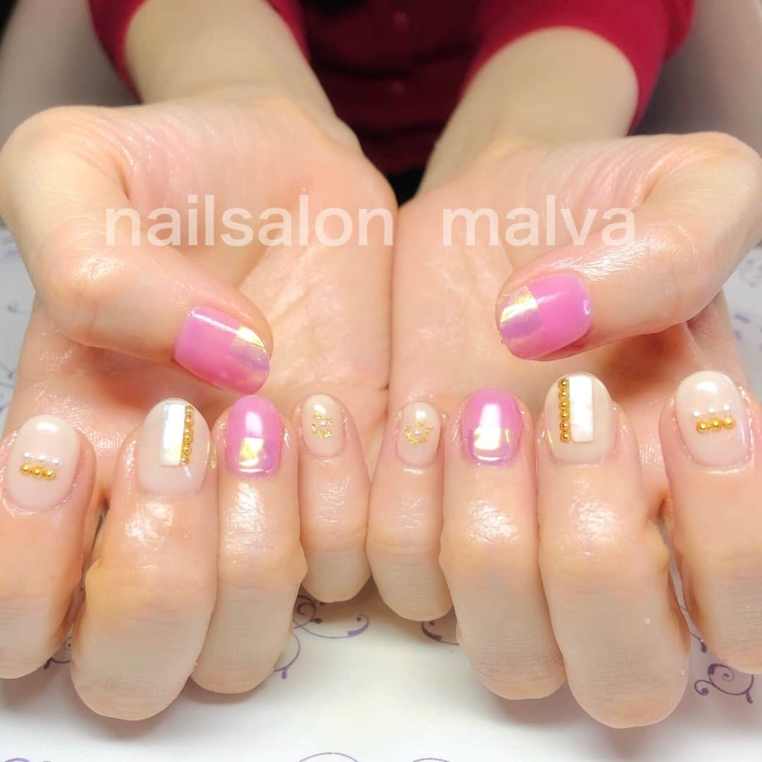 nailsalon malva（ネイルサロンマルヴァ）さんのインスタグラム写真 - (nailsalon malva（ネイルサロンマルヴァ）Instagram)「⠀ 《爪が小さい方へのコース✨》⠀ ⠀ カクテルSPA付き﻿⠀ small size ﻿⠀ シンプルアートコース⠀﻿⠀ ﻿⠀ ⠀ ﻿⠀ ﻿⠀ ﻿⠀ ﻿⠀ ⠀﻿⠀ 〜コース内容〜⠀﻿⠀ ⠀﻿⠀ 爪の形を整える→﻿⠀ ウォーターケア→﻿⠀ ジェルネイル→﻿⠀ カクテルSPA⠀﻿⠀ ﻿⠀ 90分　¥8800⠀﻿⠀ ⠀﻿⠀ ⠀﻿⠀ ⠀﻿⠀ OMDのprofessional spaの﻿⠀ ショートバージョンつき✨﻿⠀ ﻿⠀ 24通りの中から、﻿⠀ 1人1人に合わせた、肌が飲みたいカクテルSPAがセットになってます☺️ ﻿⠀ ウォーターケアをしていくので、﻿⠀ 全体的にケアを重視したコースです✨⠀﻿⠀ ⠀﻿⠀ 爪だけでなく手全体をきれいにする事を目的としているコースでシンプルめなデザインのネイルをセットにできます😌⠀﻿⠀ ﻿⠀ ﻿⠀ コースのアートは﻿⠀ 専用サンプルの中から﻿⠀ 選んで頂くか、⠀﻿⠀ HPのタグ検索⠀﻿⠀ 《small size シンプルアートコース対応可能》で検索してヒットしたものもご予約可能です🙆‍♀️ ⠀﻿⠀ ﻿⠀ ﻿⠀ ●このコースの当店オフ10本（付け替え時のみ）⠀﻿⠀ 15分　¥2200 ⠀﻿⠀ ⠀﻿⠀ ●対象より爪の大きさが大きくなる方がご利用の場合、＋¥2200〜となります⠀。﻿⠀ ⠀ ﻿⠀ ﻿⠀ ﻿⠀ ﻿⠀ 𝐬𝐰𝐢𝐩𝐞で動画もご覧ください☺︎﻿⠀ ﻿⠀ ﻿⠀ ﻿⠀ ♥ 𝐧𝐚𝐢𝐥 𝐬𝐚𝐥𝐨𝐧 𝐦𝐚𝐥𝐯𝐚 ♥﻿⠀ ﻿⠀ ⠀﻿⠀ ご予約はLINEから﻿⠀ LINE ID→《@malvaで検索🔍》⠀﻿⠀ ⠀﻿⠀ キャンペーンネイル・料金表は﻿⠀ HPからご覧ください✯*･ :.｡⠀﻿⠀ ▶︎http://www.malvanail.com/sp/⠀﻿⠀ ⠀ ⠀  #malva#nailsalonmalva#ネイル#nail#nailart#naildesign#nailstagram#beautysalonmalva#gel#ハンドスパ#ネイルデザイン#ストレッチ#ネイルサロン#ネイルチップ#森絵里香#malvaネイル#お洒落ネイル#爪#美甲#深爪#コロナ対策 #네일#爪の悩み#甲油#短い爪#beauty#エニシーグローパック正規取扱店#エニシーグローパック#リアムール正規取扱店#エキスパートローション﻿⠀」8月1日 12時15分 - malva_nail