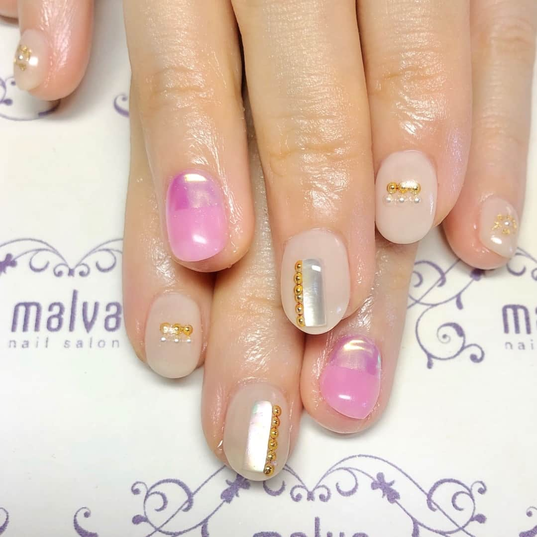 nailsalon malva（ネイルサロンマルヴァ）さんのインスタグラム写真 - (nailsalon malva（ネイルサロンマルヴァ）Instagram)「⠀ 《爪が小さい方へのコース✨》⠀ ⠀ カクテルSPA付き﻿⠀ small size ﻿⠀ シンプルアートコース⠀﻿⠀ ﻿⠀ ⠀ ﻿⠀ ﻿⠀ ﻿⠀ ﻿⠀ ⠀﻿⠀ 〜コース内容〜⠀﻿⠀ ⠀﻿⠀ 爪の形を整える→﻿⠀ ウォーターケア→﻿⠀ ジェルネイル→﻿⠀ カクテルSPA⠀﻿⠀ ﻿⠀ 90分　¥8800⠀﻿⠀ ⠀﻿⠀ ⠀﻿⠀ ⠀﻿⠀ OMDのprofessional spaの﻿⠀ ショートバージョンつき✨﻿⠀ ﻿⠀ 24通りの中から、﻿⠀ 1人1人に合わせた、肌が飲みたいカクテルSPAがセットになってます☺️ ﻿⠀ ウォーターケアをしていくので、﻿⠀ 全体的にケアを重視したコースです✨⠀﻿⠀ ⠀﻿⠀ 爪だけでなく手全体をきれいにする事を目的としているコースでシンプルめなデザインのネイルをセットにできます😌⠀﻿⠀ ﻿⠀ ﻿⠀ コースのアートは﻿⠀ 専用サンプルの中から﻿⠀ 選んで頂くか、⠀﻿⠀ HPのタグ検索⠀﻿⠀ 《small size シンプルアートコース対応可能》で検索してヒットしたものもご予約可能です🙆‍♀️ ⠀﻿⠀ ﻿⠀ ﻿⠀ ●このコースの当店オフ10本（付け替え時のみ）⠀﻿⠀ 15分　¥2200 ⠀﻿⠀ ⠀﻿⠀ ●対象より爪の大きさが大きくなる方がご利用の場合、＋¥2200〜となります⠀。﻿⠀ ⠀ ﻿⠀ ﻿⠀ ﻿⠀ ﻿⠀ 𝐬𝐰𝐢𝐩𝐞で動画もご覧ください☺︎﻿⠀ ﻿⠀ ﻿⠀ ﻿⠀ ♥ 𝐧𝐚𝐢𝐥 𝐬𝐚𝐥𝐨𝐧 𝐦𝐚𝐥𝐯𝐚 ♥﻿⠀ ﻿⠀ ⠀﻿⠀ ご予約はLINEから﻿⠀ LINE ID→《@malvaで検索🔍》⠀﻿⠀ ⠀﻿⠀ キャンペーンネイル・料金表は﻿⠀ HPからご覧ください✯*･ :.｡⠀﻿⠀ ▶︎http://www.malvanail.com/sp/⠀﻿⠀ ⠀ ⠀  #malva#nailsalonmalva#ネイル#nail#nailart#naildesign#nailstagram#beautysalonmalva#gel#ハンドスパ#ネイルデザイン#ストレッチ#ネイルサロン#ネイルチップ#森絵里香#malvaネイル#お洒落ネイル#爪#美甲#深爪#コロナ対策 #네일#爪の悩み#甲油#短い爪#beauty#エニシーグローパック正規取扱店#エニシーグローパック#リアムール正規取扱店#エキスパートローション﻿⠀」8月1日 12時15分 - malva_nail