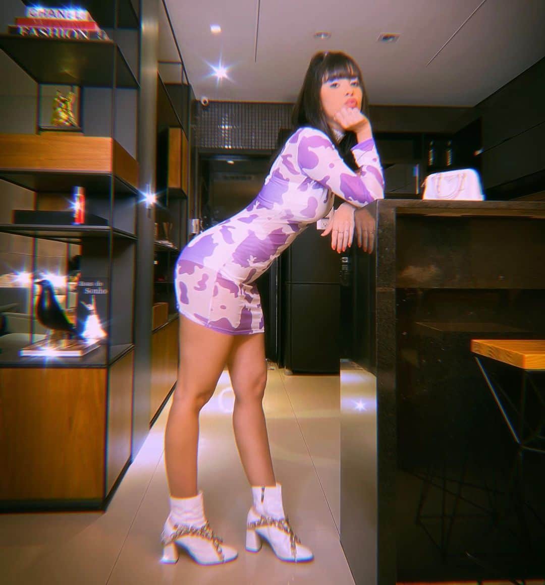 Gabriela Salesのインスタグラム：「Prontinha pra testar meu vinho na impermeabilização nova do sofá 🤣🤣🤣 Esse é meu jeitinho de sextar」