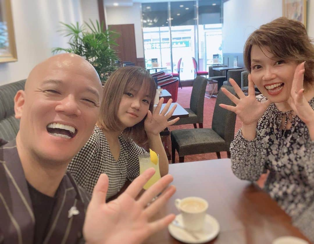 鴨頭嘉人さんのインスタグラム写真 - (鴨頭嘉人Instagram)「今日は３人でカフェタイム💕」8月1日 12時10分 - kamogashirayoshihito