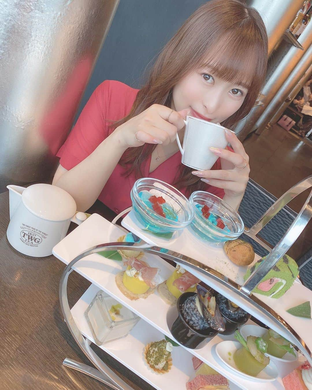 三浦亜莉沙さんのインスタグラム写真 - (三浦亜莉沙Instagram)「▷▷ 𝐚𝐟𝐭𝐞𝐫𝐧𝐨𝐨𝐧 𝐭𝐞𝐚﻿ ﻿ おしゃれでかわいいスウィーツ🧁💓﻿ ﻿ ﻿ TWGの紅茶も、たくさん種類あって﻿ どれも全部美味しかったぁ☺️✨﻿ ﻿ ﻿ #アフタヌーンティー﻿ #銀座﻿ #ザグラン銀座﻿ #グラン銀座﻿ #銀座シックス  #スウィーツ  #twg  #紅茶  #24歳 #誕生日シリーズ」8月1日 12時13分 - arisa_0720