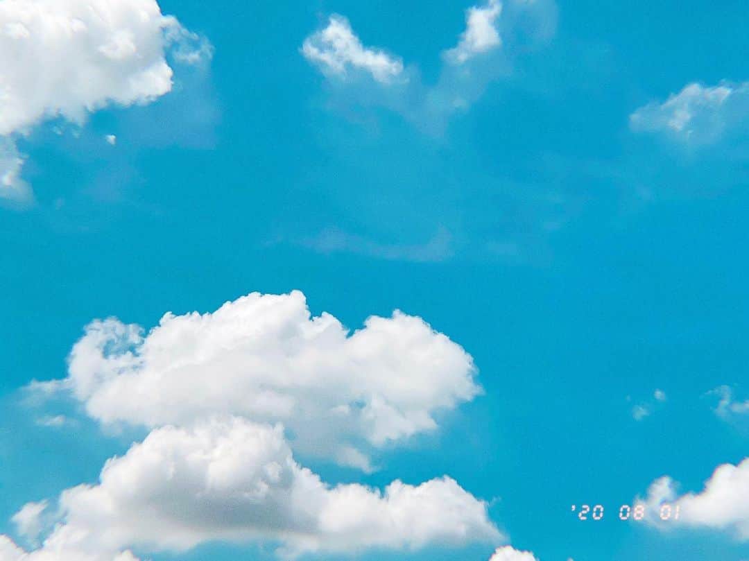 高山直子さんのインスタグラム写真 - (高山直子Instagram)「Hello summer🌞 待ってたよ！青い空！ やっと水通しもできた。 6割お下がり☺️年の近い友達たくさんいて楽しみだ💓  #梅雨明け #水通し #35w」8月1日 12時14分 - nao_70koro