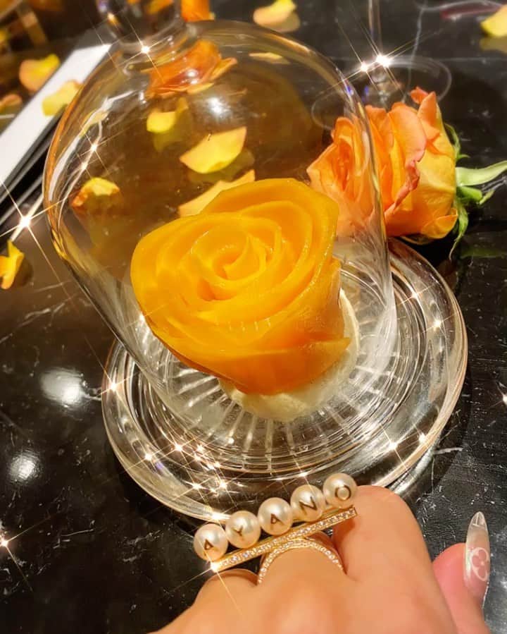 のインスタグラム：「念願の @ete.restaurant 🧡✨ 30歳の天才なっちゃん👩‍🍳 @natsuko.ete の素晴らしいお料理という名のアートと世界観、勿論お味も素晴らしかった👏💛 少人数で伺ったのだけど完全貸切で1組だけ、換気や消毒しながら、オゾバリアやイオニアも持参し、距離をとってのお食事スタイル🍽 うちの家族は定期的に自費・任意での検査をしているのですが、この日もシェフ含め全員、前日にPCRと抗体検査をして陰性の後、お食事しました🙏 #eterestaurant #asiasbestpastrychef #natsukoshoji #artist」