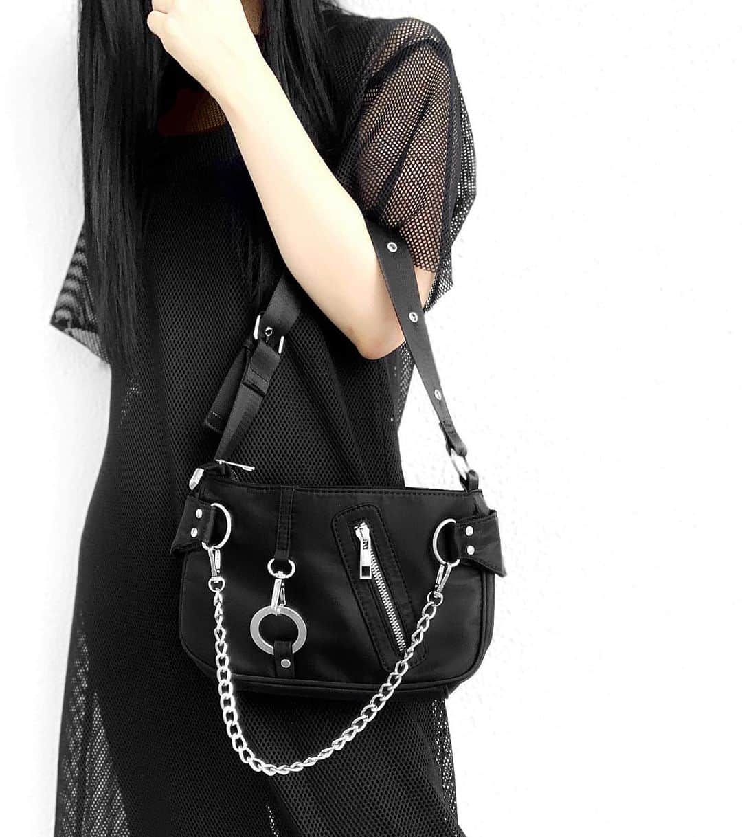 lve_xxxxのインスタグラム：「.﻿ .﻿ お問い合わせ多数頂いております﻿ こちらのBAG﻿ ﻿ 🈟 𝗖𝗵𝗮𝗶𝗻 𝗺𝗶𝗻𝗶 𝗯𝗮𝗴﻿ ﻿ @lveu.official 明日発売です🛒﻿ 𝟤𝟢𝟤𝟢.𝟢𝟪.𝟢𝟤 (sᴜɴ) 𝟤𝟢:𝟢𝟢 〜﻿ ﻿ 肩掛けは出来ます🙆‍♀が ️﻿ ﾊﾝﾄﾞﾊﾞｯｸﾞなのでｼｮﾙﾀﾞｰには出来ません🙅‍♀️﻿ ﻿ 皆さん気になる長財布👛問題﻿ ﾊﾞｯﾁﾘ入ります☺︎﻿ ﻿ ﾁｪｰﾝ⛓は取り外し可能◎﻿ ﻿ 1点導入するだけでMODO感💯﻿ ｺｰﾃﾞのﾎﾟｲﾝﾄになるBAGで御座います🖤﻿ ﻿ ﻿」
