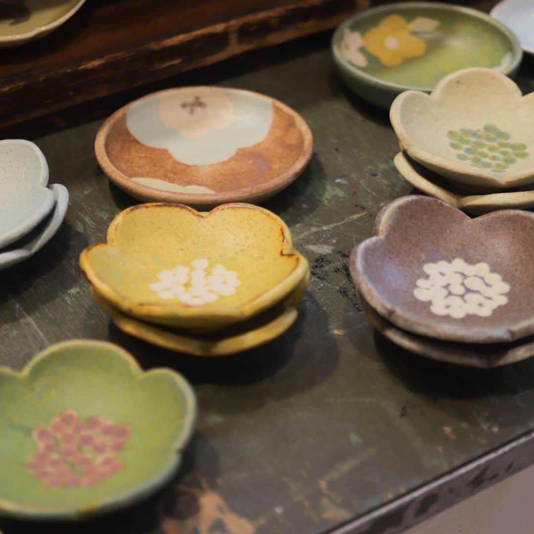 手紙社さんのインスタグラム写真 - (手紙社Instagram)「【手紙社の世界 vol.6 at 吉祥寺パルコ 】 昨日からスタートした「手紙社の世界 vol.6 at 吉祥寺パルコ」。自宅で過ごす時間が増えている今だからこそ、おうちでゆっくり楽しめるスキンケアアイテムや、はるばる時を超え、海を超えてやってきた趣のある刺繍が施されたヴィンテージクロス、食卓が華やぐ器など、日々の暮らしを彩る品々をお持ちしています。会場でぜひじっくりとご覧ください！  ●画像1枚目：SAVON de SIESTAさんのハンドフレッシュナーと定番石鹸 長い梅雨が明け、本格的に暑くなるこれからの季節にぴったりの、SAVON de SIESTAさんのハンドフレッシュナー。森林浴をしているかのような爽やかな香りと、ハッカの冷涼感がマスク除菌スプレーとしてもおすすめです。定番の石鹸も合わせてご紹介しておりますよ。「どれが自分に合うかわからない……」という方は、ミニサイズの定番石鹸がセットになった「シエスタセレクション」をまずはぜひお試しください！  ●画像2枚目：MOTHER LIPさんのヴィンテージの刺繍クロス フランスやドイツからやってきた、手刺繍が施された趣のあるヴィンテージのクロスや年代ものの布カレンダーなど、MOTHER LIPさんの店舗でも見ることができない特別なアイテムが盛りだくさん。時を経て仕上がるリネンの風合いにも、思わずうっとりとしてしまいます。ぜひ店頭で広げてお気に入りをみつけてくださいね。  ●画像3枚目：花 音さんの花標本 ドライフラワーアーティスト・花 音さんの「花標本」。数点を並べて壁掛けすると、標本としての魅力がグッと増し、お部屋に彩りと華やかさを演出してくれます。作品には制作年が記されており、記念品や贈り物にもぴったりですよ。 ※花 音さんの作品はおひとりさま3点までとさせていただきます ※作家さんのご好意により、本日若干数追加しご紹介しております  ●画像4枚目：沖澤真紀子さんの豆皿 一面に咲きほころぶパステルカラーの花たちを、いきいきとした姿で描いた豆皿。花たちは素焼き後に鉛筆で下書きをし、自ら調合した釉薬を使って、ていねいに色彩を加えて表現されています。手に取ると花たちの笑い声が聞こえてきそうな、心躍る作品たちです。  #手紙社#手紙舎#tegamisha#手紙舎雑貨店#吉祥寺#吉祥寺パルコ#パルコ#PARCO#雑貨店#手紙舎雑貨店#おうち時間#スキンケア#クラフト作品#ヴィンテージ」8月1日 12時18分 - tegamisha