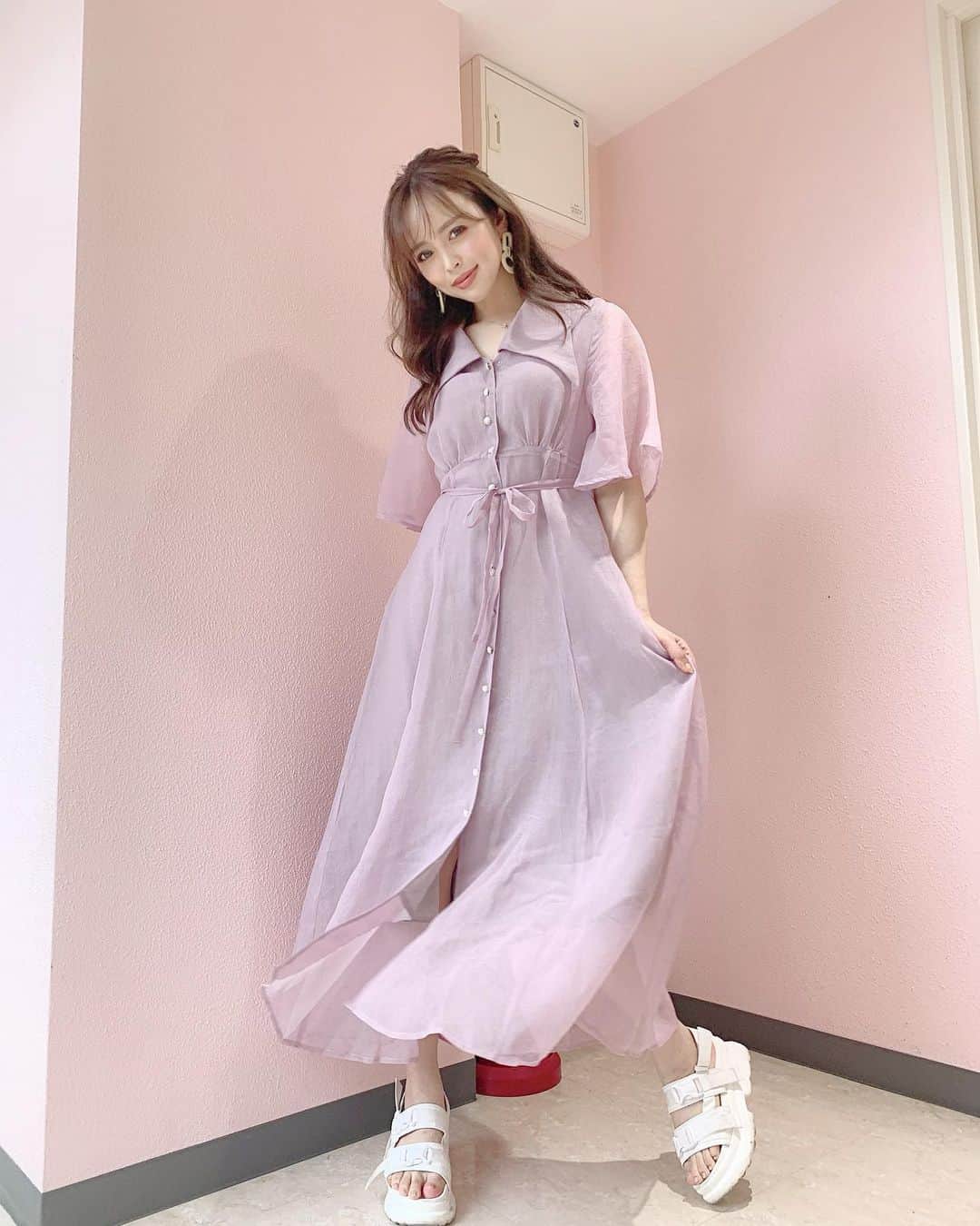 のインスタグラム：「先日着用しためちゃ可愛いワンピース💜﻿ ﻿ ﻿ ﻿ 素材も季節感あっていいし、くすみパープルドストライクすぎるし、ボタンがパールビジューで凝っていてAラインでシルエットもよくて﻿ 本当お気に入り💜﻿ ﻿ ﻿ このワンピは大人可愛いブランド♡ priveve♡﻿ @priveve_priveve﻿ のだよん♡﻿ ﻿ ﻿ これで愛するみんなに会ってきました♡﻿ ﻿ ﻿ そのリポは次の投稿へ💕﻿ ﻿ ﻿ #priveve#ootd#ワンピ#ワンピコーデ#パープルコーデ#ママコーデ#オトナ可愛い#オトナ女子#オトナ女子ファッション#ガーリー#ワンピース女子#ONEPIECE#ファッション#fashion」