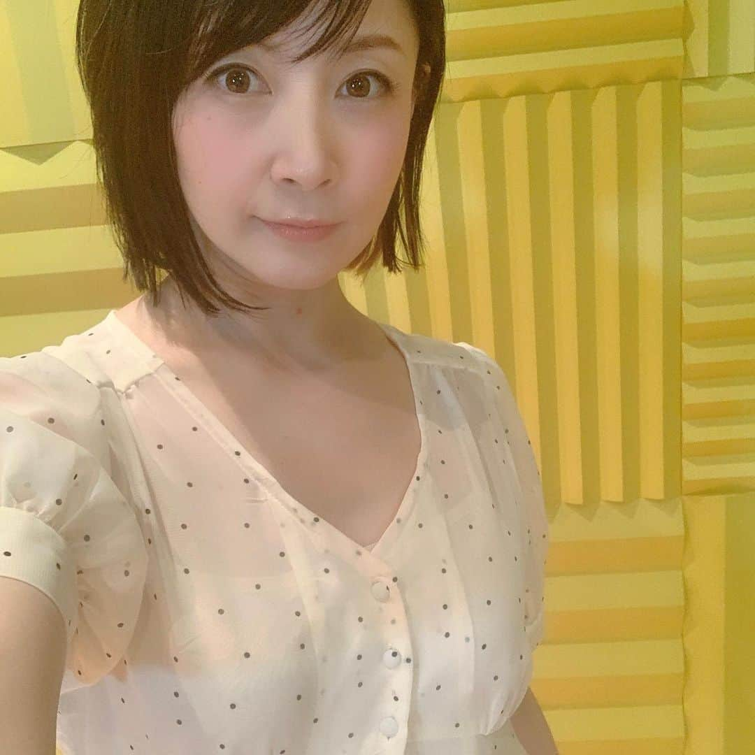 美郷あきさんのインスタグラム写真 - (美郷あきInstagram)「【本人が歌ってみた！】   『モンタージュ』   youtu.be/13eScevZfxs  PCゲーム『最終試験くじら』 エンディングテーマ  作詞 : ゆうまお 作編曲 : 大久保 薫 歌 : 美郷あき   デビュー当時にレコーディングした楽曲です✨ 懐かしいな☺️ 当時、九段下のキッチンジローでバイトしていてその帰りにスタジオへ向かっていました🍳  ぜひ聴いてくださいね🎧✨  ★今回の 歌録り/MIX : kakeyanさん ヘアメイク: 水谷さん  ❤︎YouTube動画をいつも楽しみに観てくださる皆さまどうもありがとうございます☺️ すごく嬉しいです！  まずの目標は10000人登録です💪 これからも応援よろしくお願いします🎀  #youtube #ゆーちゅーぶ #美郷あき #本人 #歌ってみた #ゲーソン#モンタージュ #pcゲーム #pcgame #最終試験くじら #エンディングテーマ #登録者数 #増えたら #嬉しいな #いつも観てくださる方々に感謝 #キッチンジロー #懐かしい #アルバイト時代」8月1日 12時22分 - misatoaki