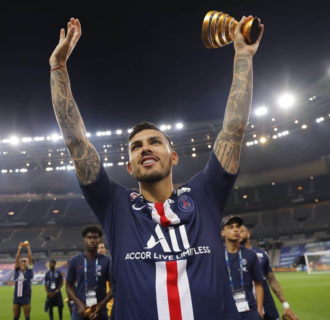 レアンドロ・ダニエル・パレデスのインスタグラム：「Campeones 🎉👏🏽🏆🔥❤️💙」