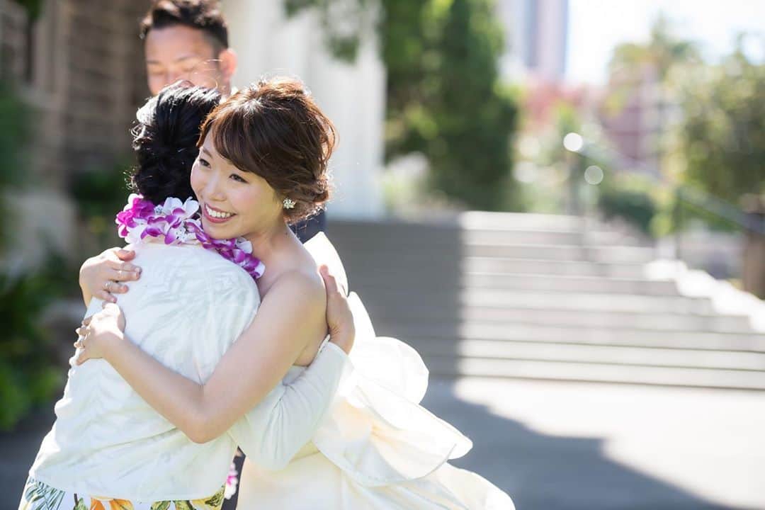RealWeddingsのインスタグラム：「感謝や愛をレイに込めて…♡﻿ ﻿ Planning:@realweddings_hawaii﻿ Photo:@visionarijapan﻿  @plemeri Hair&Make Up:@styles_free_llc﻿ ﻿ #ハワイ挙式#ハワイウェディング#ハワイ婚#リゾ婚#リゾ婚ハワイ#海外ウェディング#ハワイ結婚式#プレ花嫁#フォトウェディング#海外挙式#花嫁準備#日本中のプレ花嫁さんと繋がりたい#全国のプレ花嫁さんと繋がりたい#リゾートウェディング#2020秋婚#2020冬婚#2021春婚#結婚式準備﻿ #hawaii#wedding#instawedding#instaphoto#hawaiiwedding#hawaiiweddingplanner#realweddings_hawaii」