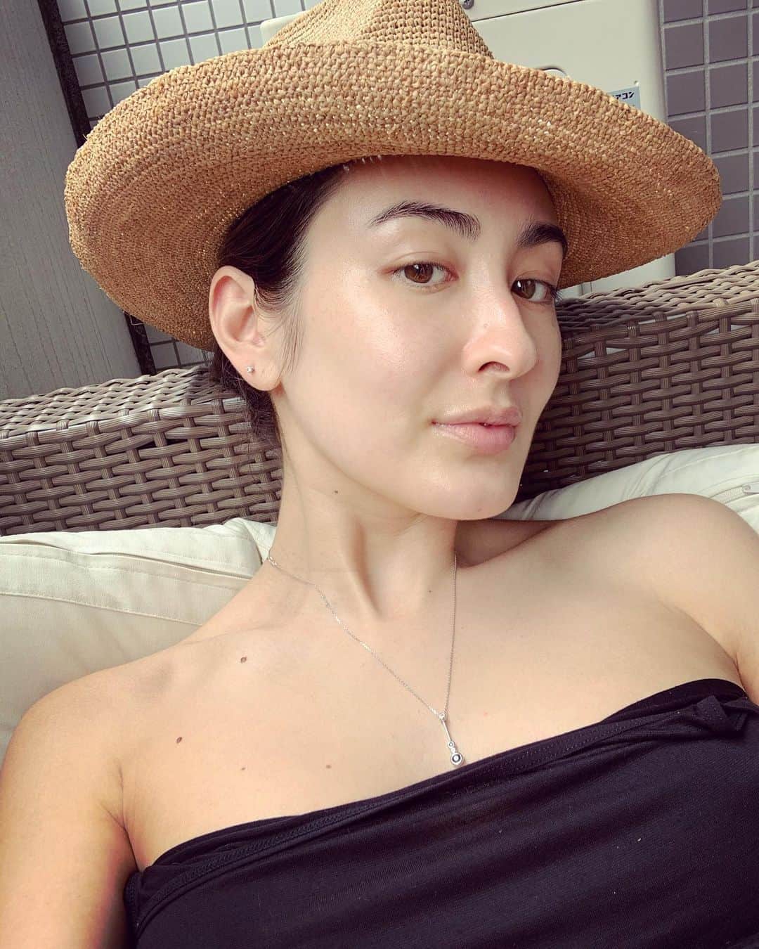 オードリー亜谷香のインスタグラム：「やっと晴れた☀️ No makeup, basking  in the sunshine finally! And wearing my ¥999 hat that I found on a stroll along Meguro River. It’s the little things in life.」