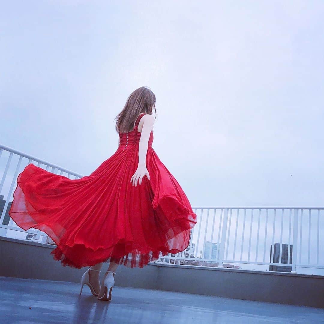 若月佑美さんのインスタグラム写真 - (若月佑美Instagram)「. 雨の日の赤いドレス . #friday  #若月佑美」8月1日 12時30分 - yumi_wakatsuki_official