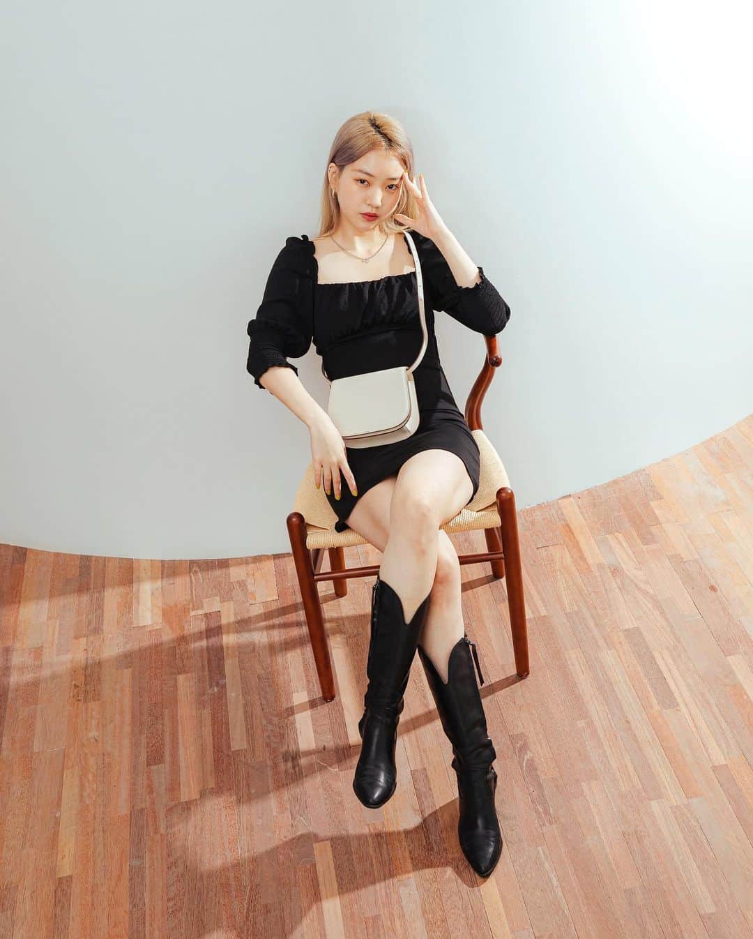 가로수길 , Seoulのインスタグラム：「Thx @dieuleveutfemme 🔥 모델 이사랑님 카리스뫄 뿜뿜 비는 언제까지 내리려나 ...스튜디오 사진 찍어야하는데😭 모두들 행복 주말 되세요!」
