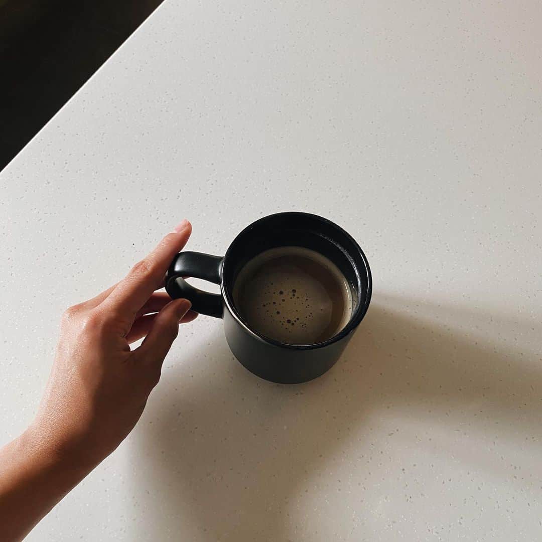 ジュリア バレットのインスタグラム：「Morning blend @kopiko.ph 🖤」